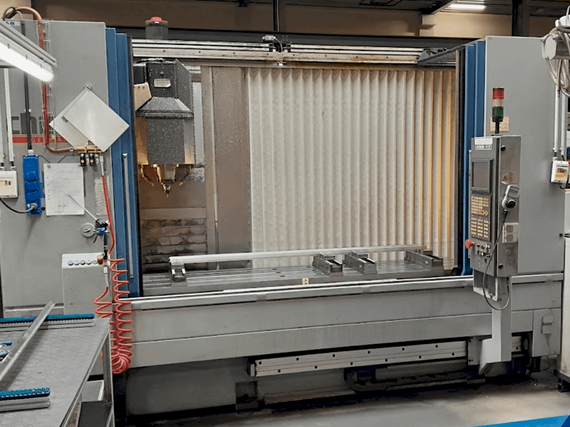 Frontansicht der CHIRON MILL 2000 Maschine