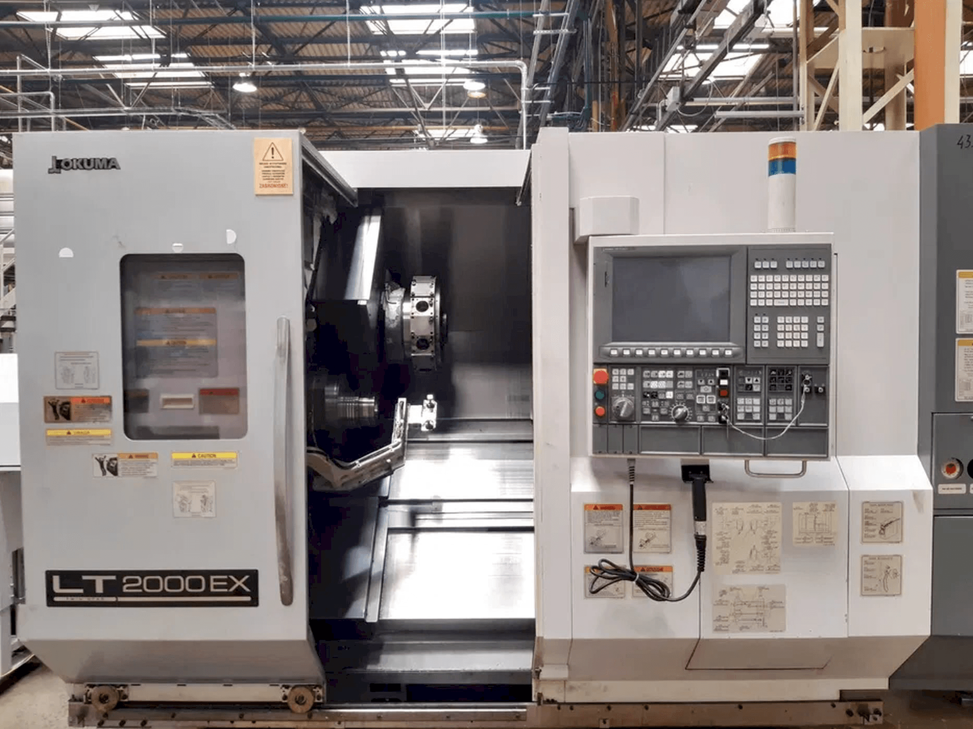 Frontansicht der Okuma LT2000 EX Maschine