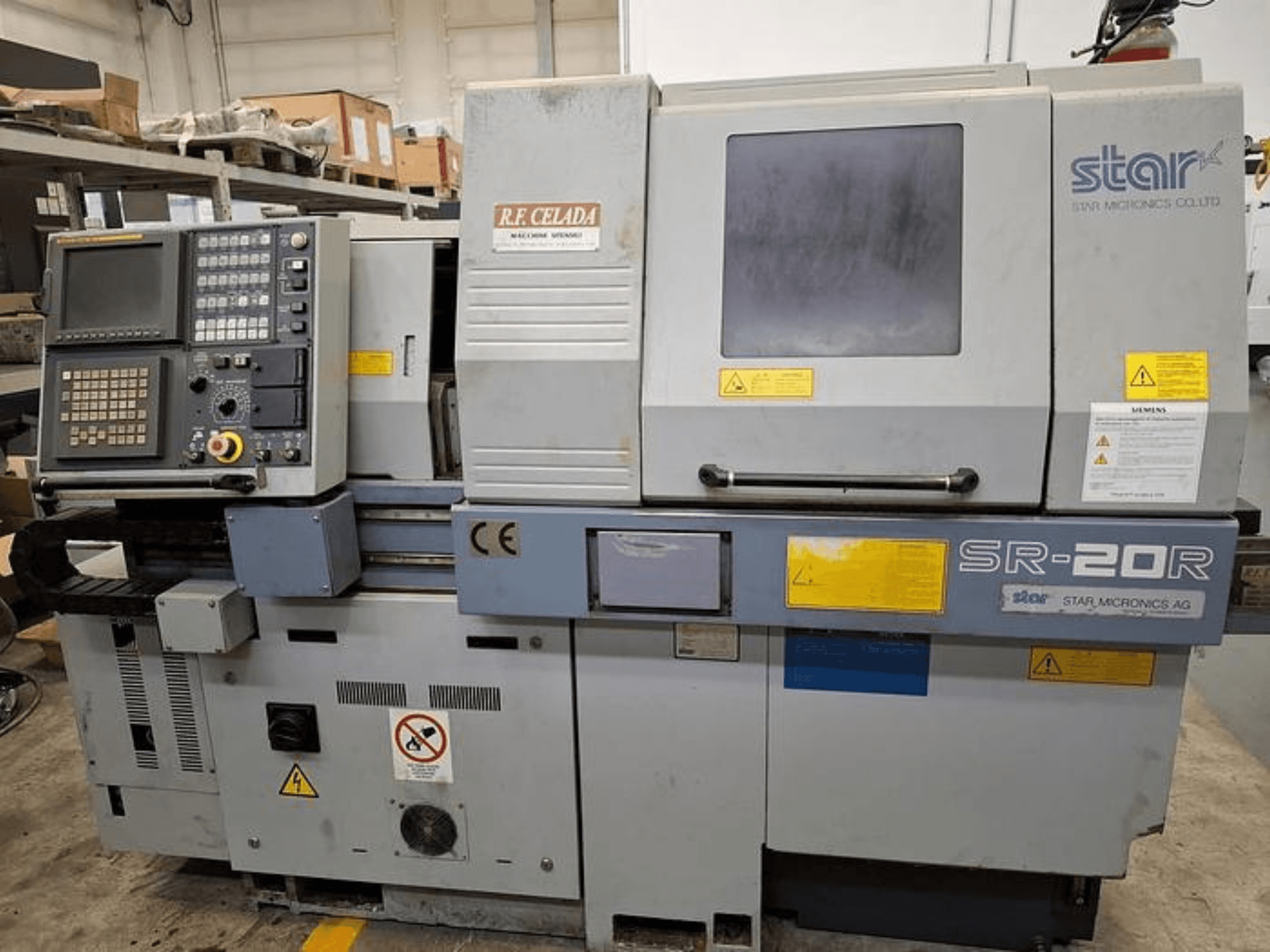 Star SR-20R CNC-Drehmaschine mit Bedienfeld, Vorderansicht, mit Bedienungstasten, Bildschirm und Sicherheitsaufklebern.