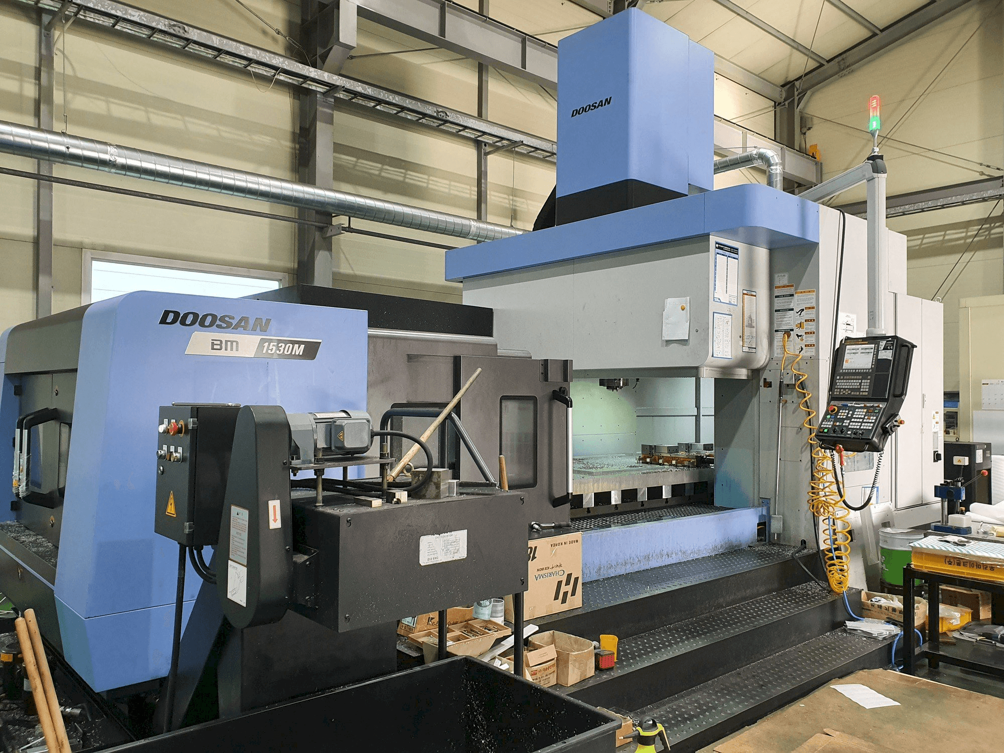 Frontansicht der Doosan BM1530M Maschine