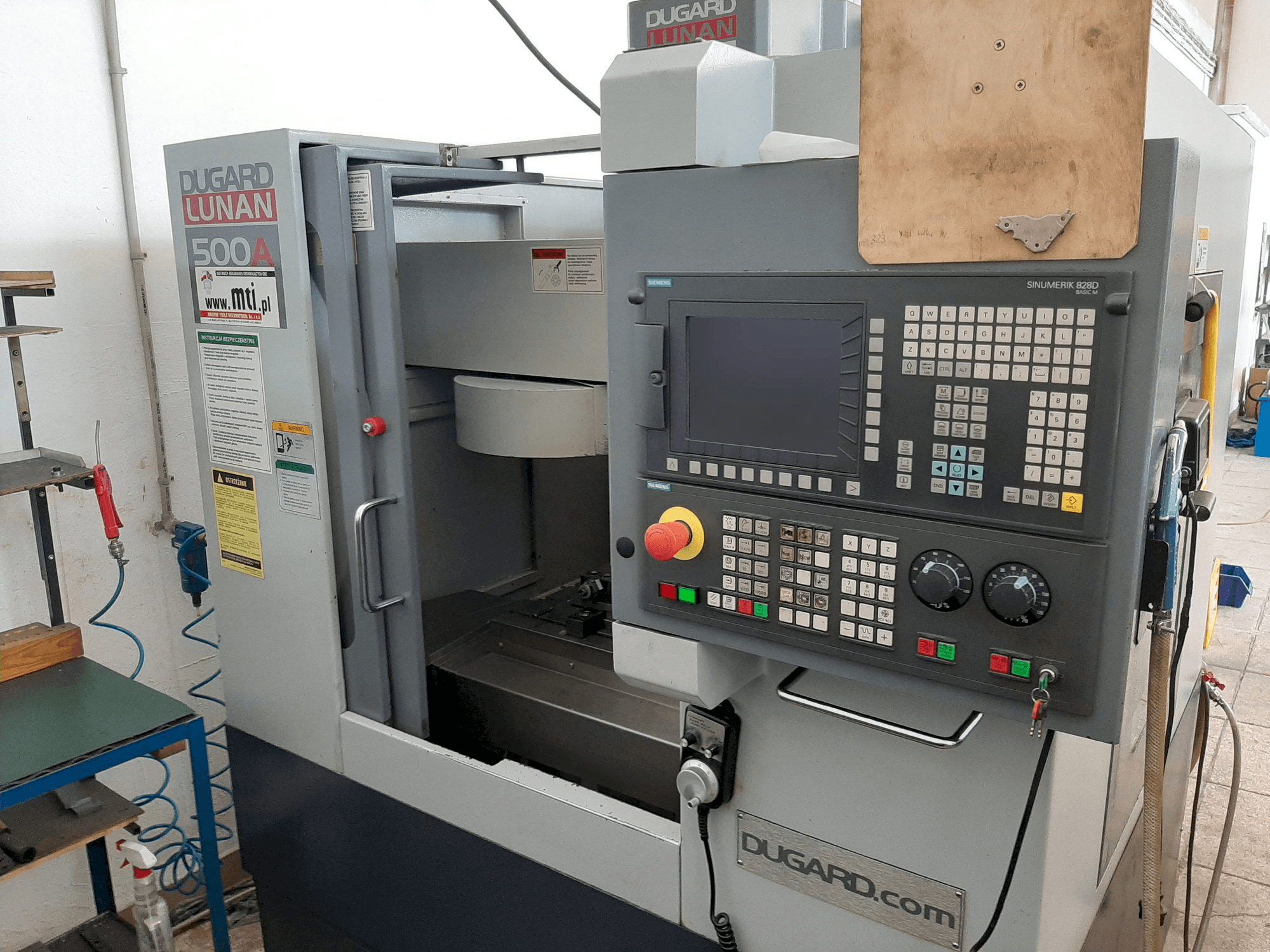 Frontansicht der Dugard LUNAN 500A Maschine