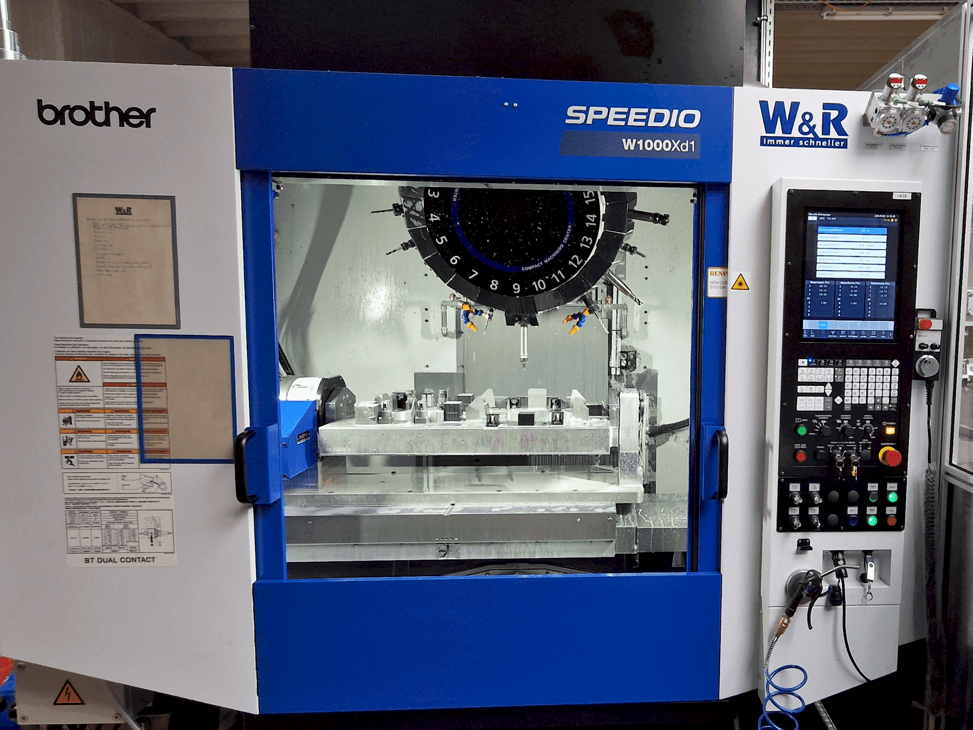 Frontansicht der Brother Speedio W1000Xd1 Maschine