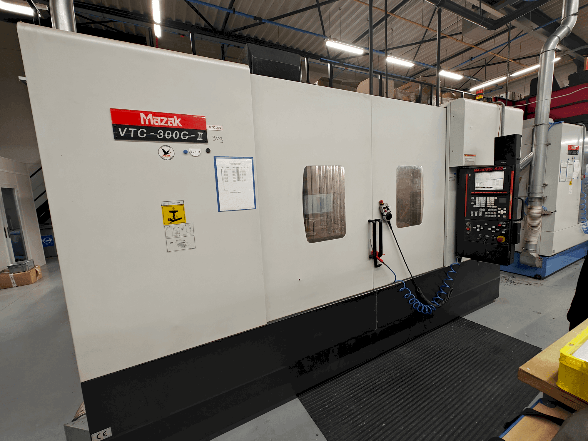 Frontansicht der Mazak VTC-300C Maschine