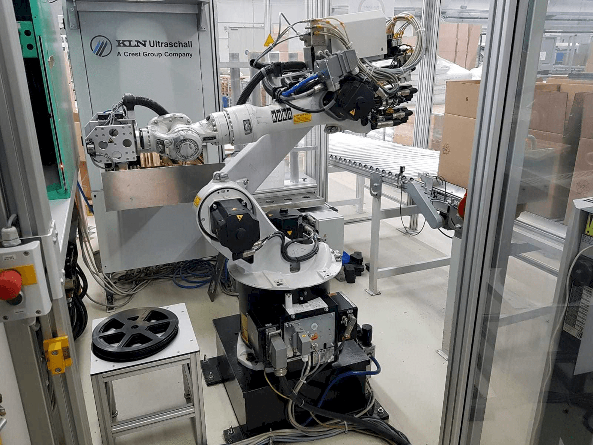 Frontansicht der KUKA KR 16 Maschine