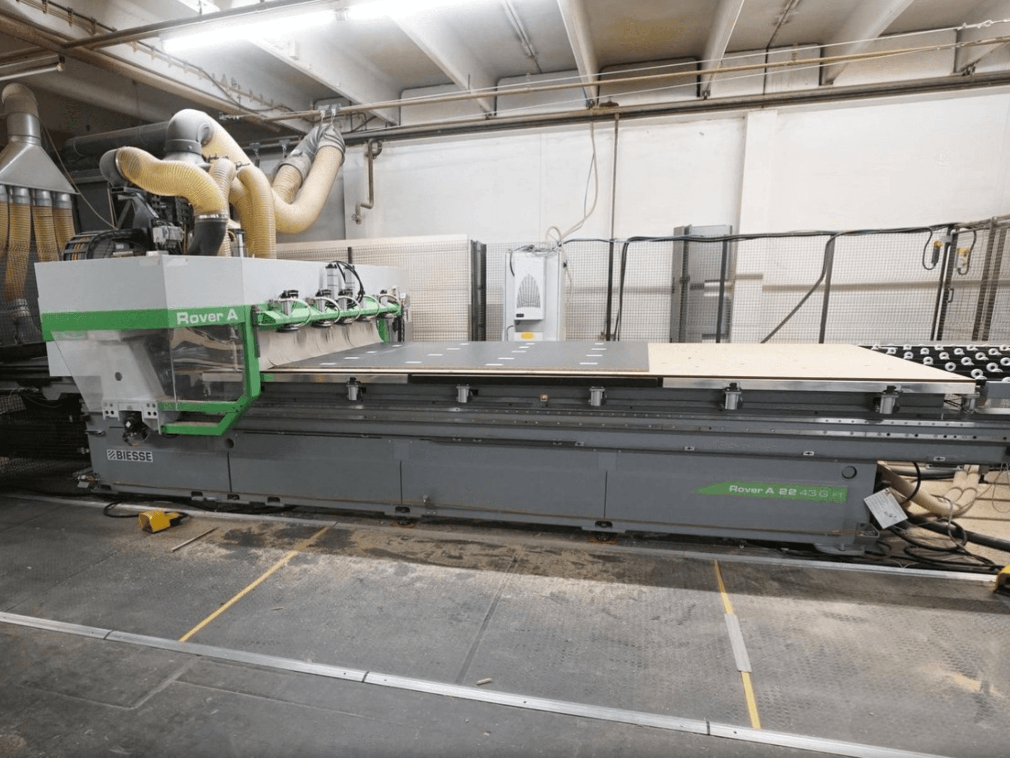 CNC-Holzbearbeitungszentrum BIESSE Rover A FT 2243, Vorderansicht, mit großem Arbeitstisch und Werkzeugaufnahmesystem.