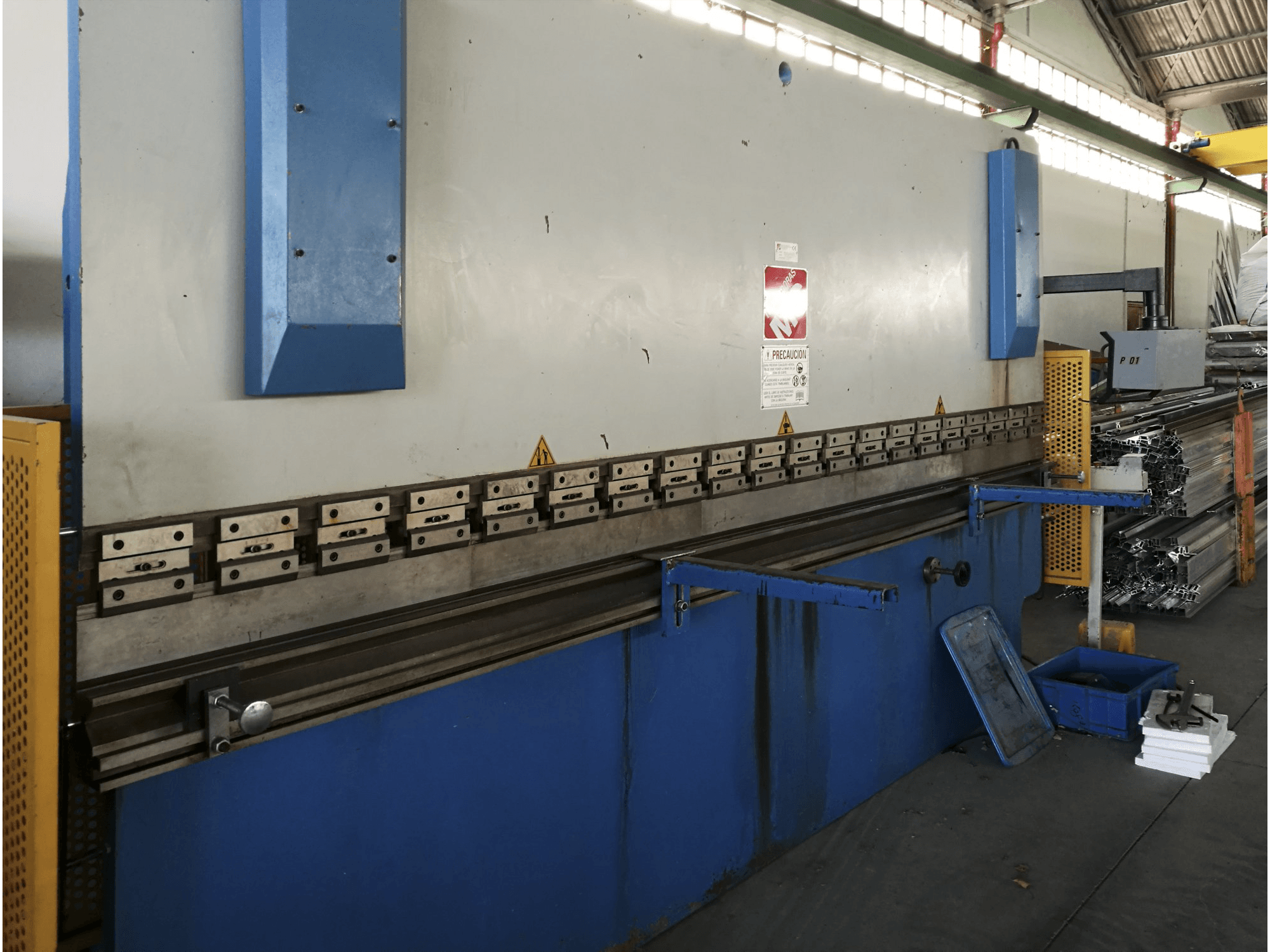 Linke Ansicht der MG 100/4000 Maschine