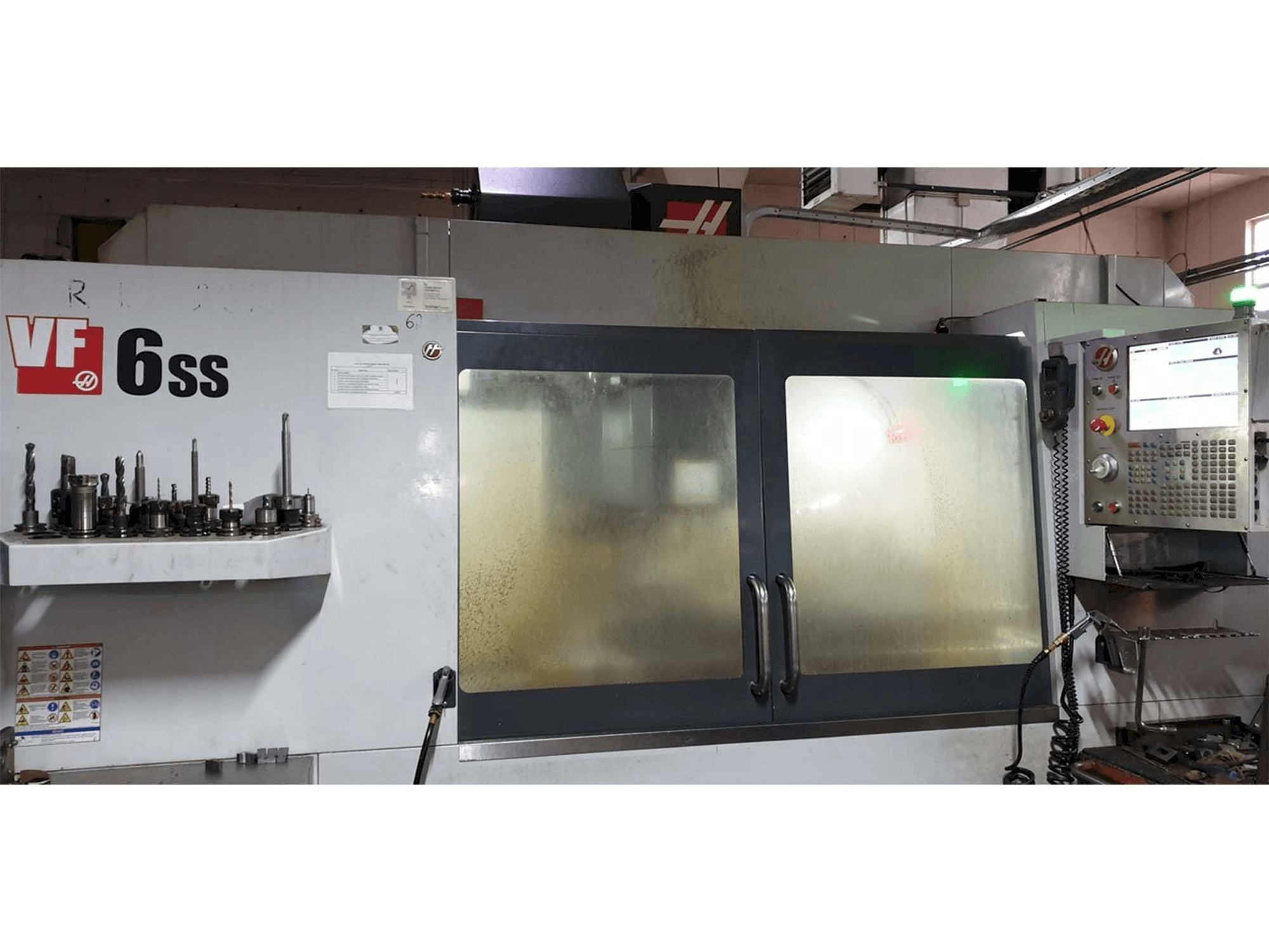Frontansicht der HAAS VF-6SS Maschine