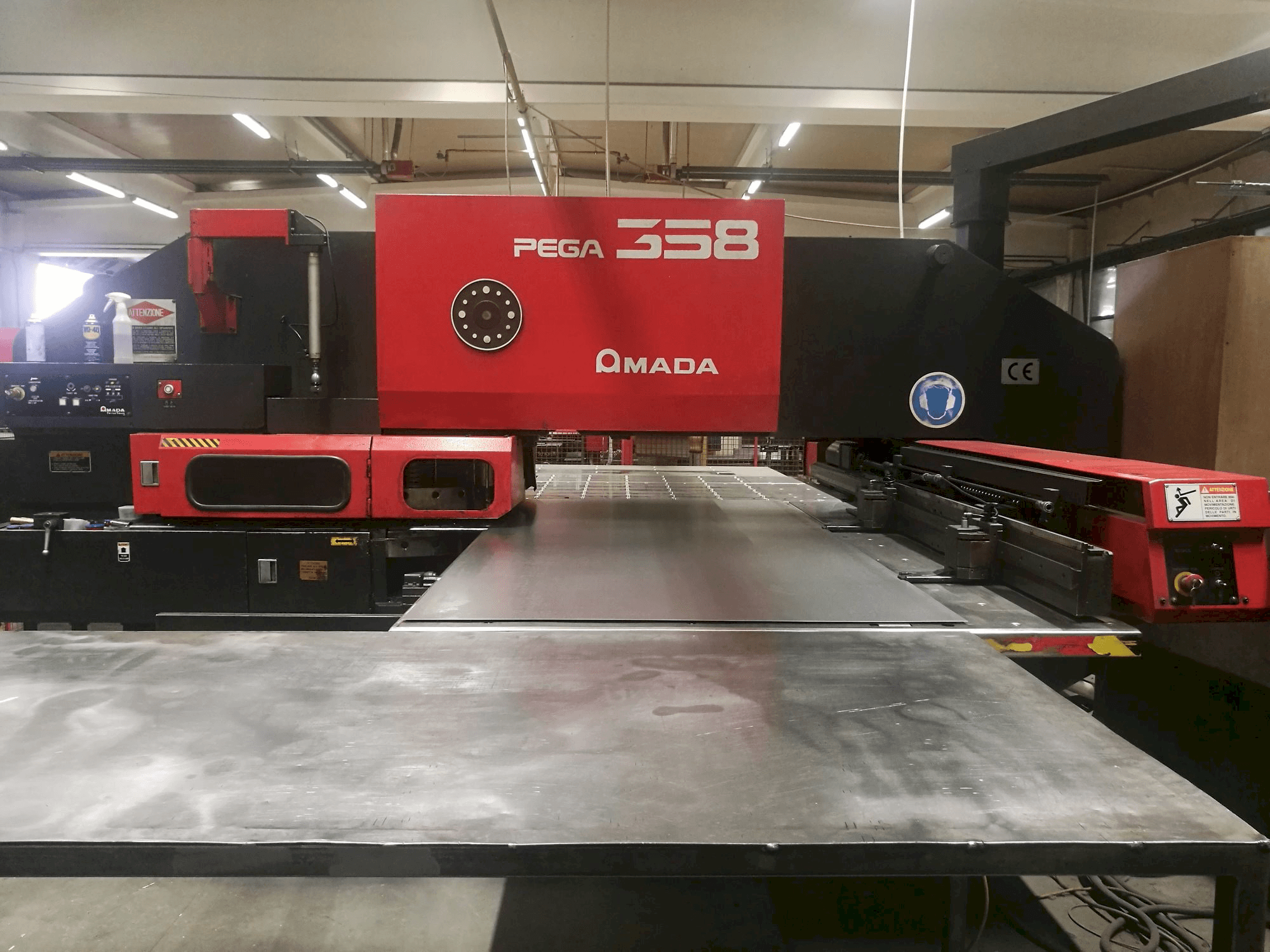 Frontansicht der AMADA PEGA 358 Maschine