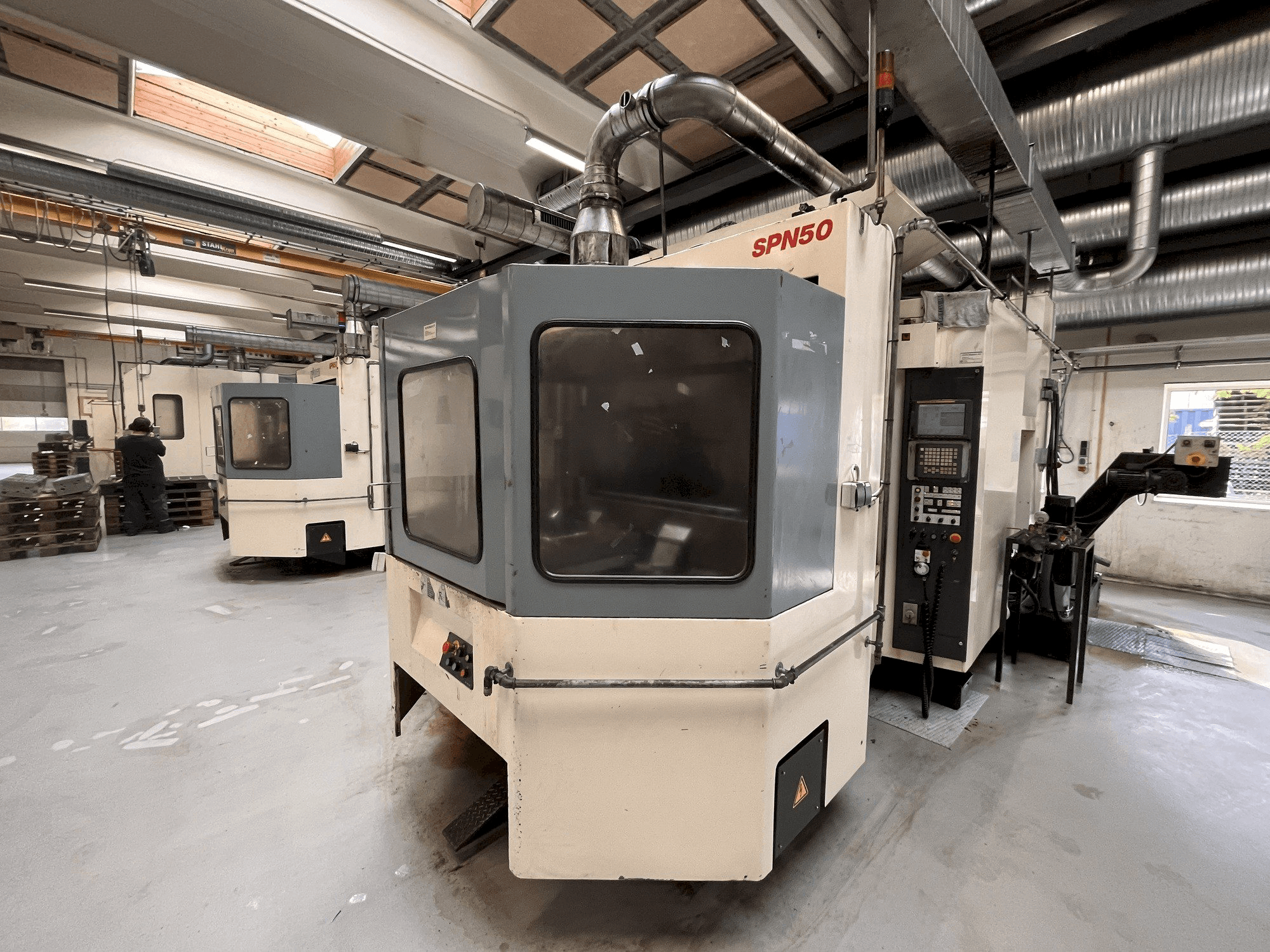 Frontansicht der Niigata SPN 50 Maschine