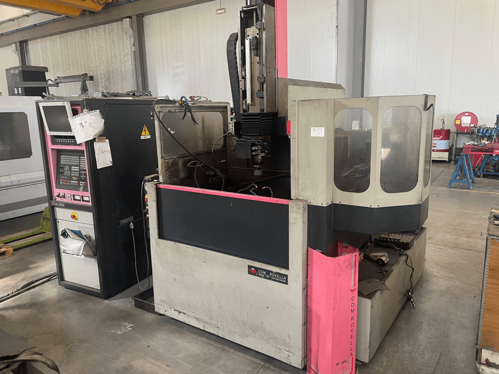 CDM Rovella BF 800 Bearbeitungszentrum, Seitenansicht mit Bedienfeld, Staubschutz und Industrieeinstellung.