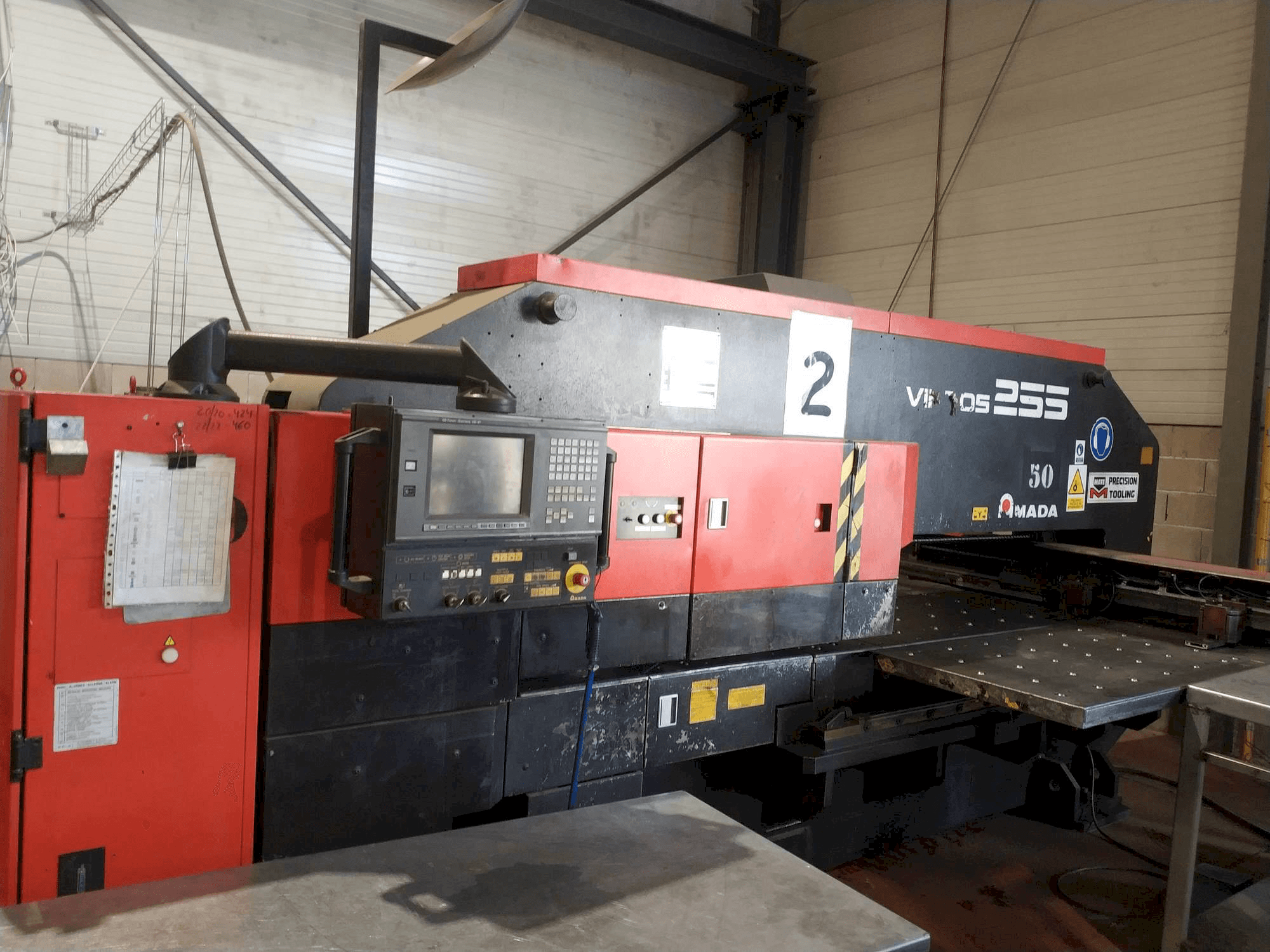 Frontansicht der AMADA VIPROS 255 Maschine