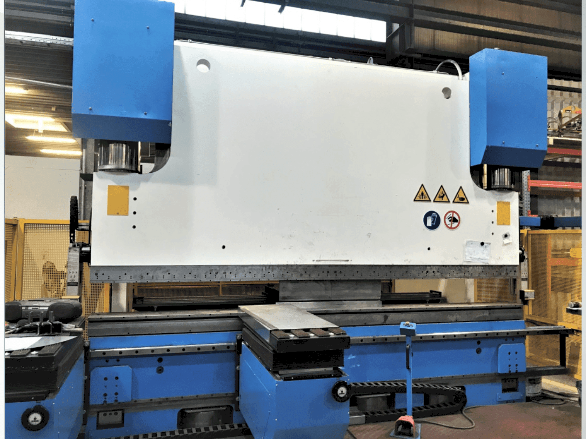 Frontansicht der Bystronic Beyeler PR 500x1400 Maschine