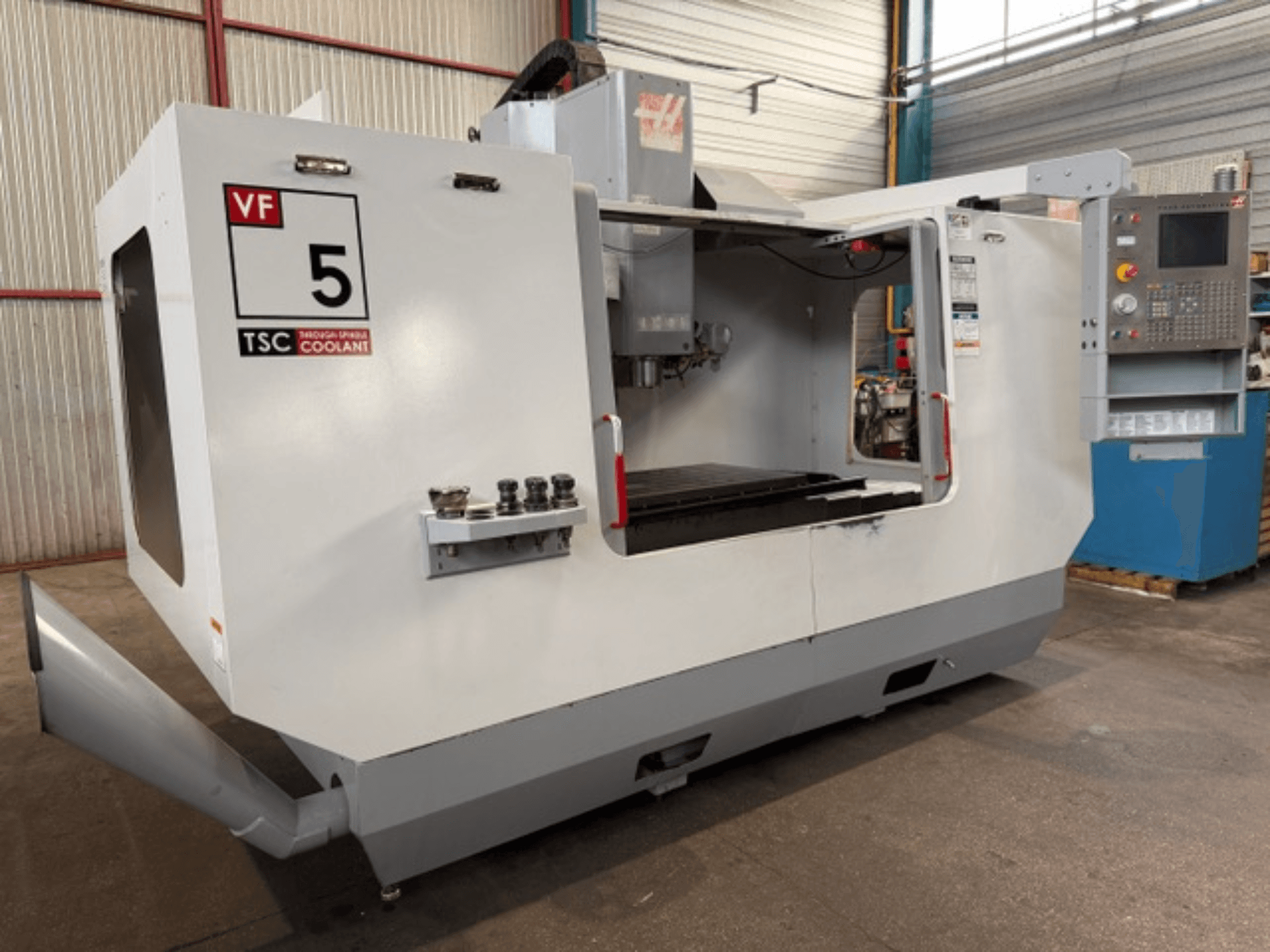 Vertikales Bearbeitungszentrum HAAS VF5-HE, Vorderansicht, mit TSC-Kühlmittelsystem und Bedienfeld.