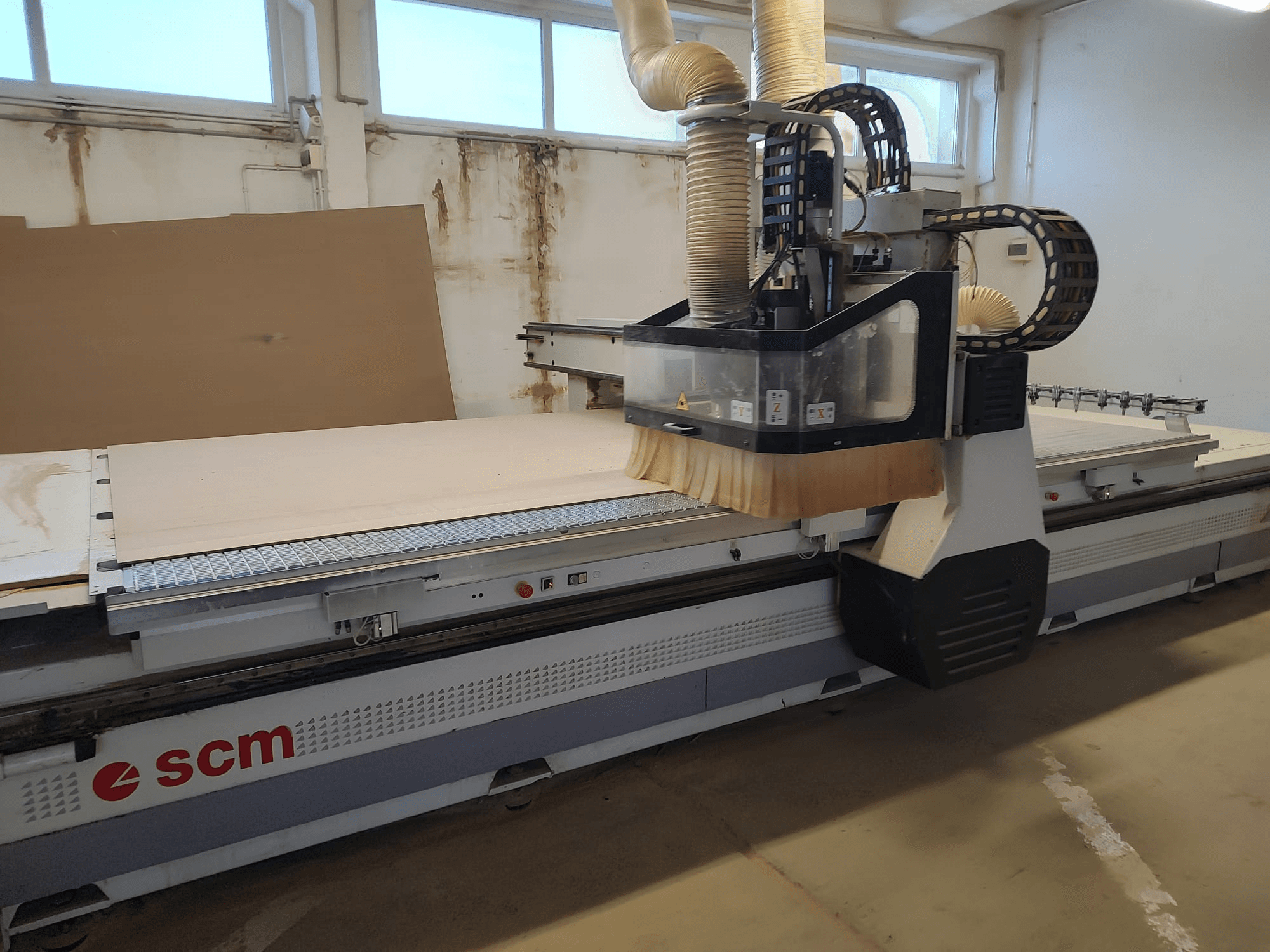 SCM ACCORD 20 CNC Router in der Vorderansicht, mit dem Schneidkopf und dem großen Arbeitstisch, ideal für Holzbearbeitungsaufgaben.