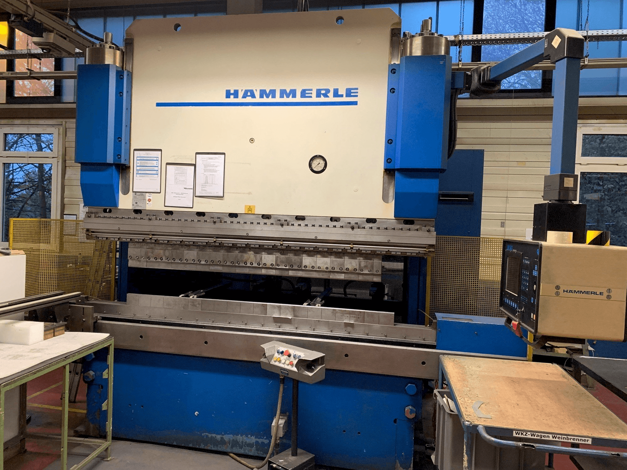 Frontansicht der HAMMERLE AP 200 2600 Serie 3 Maschine