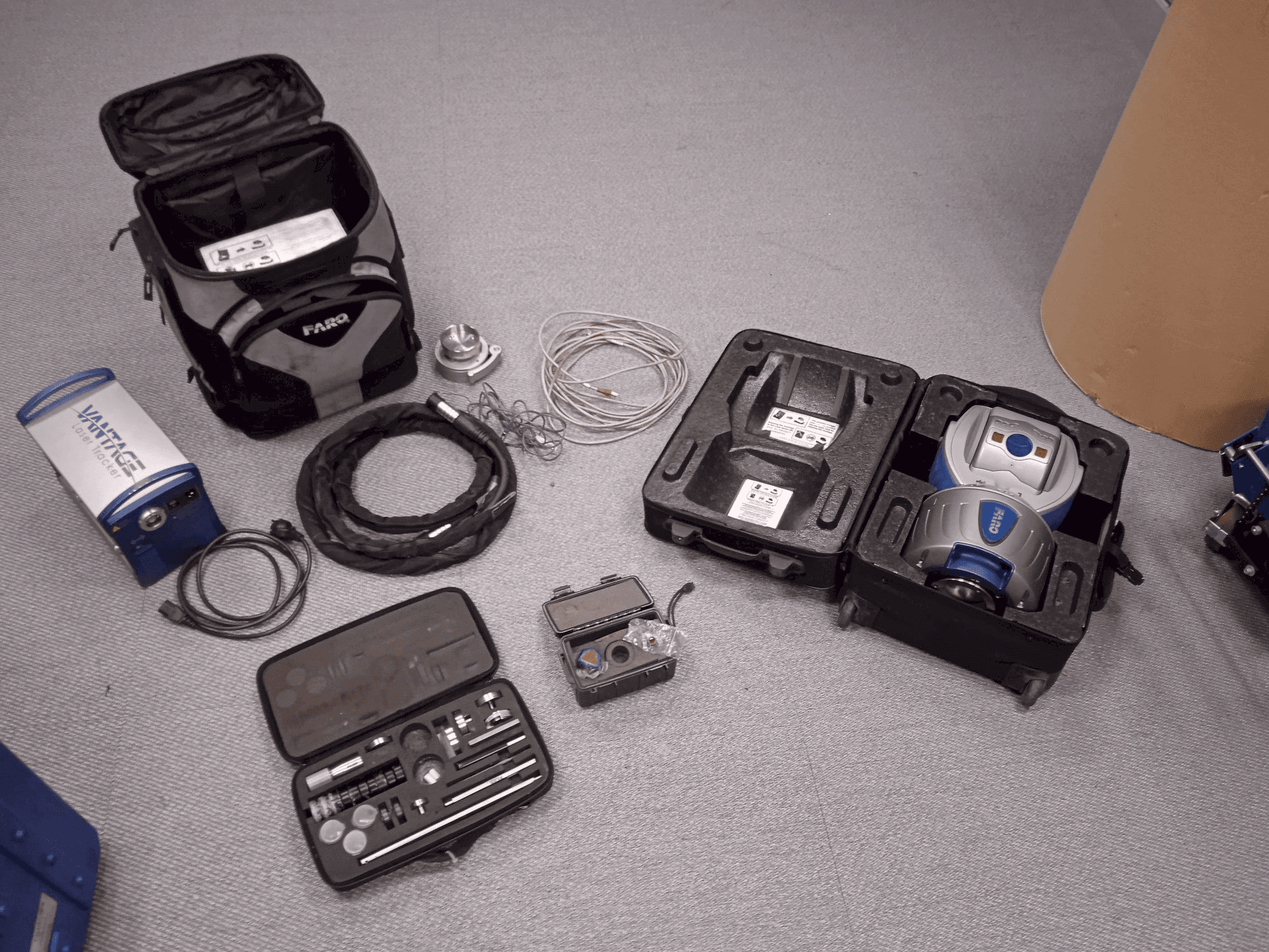 Frontansicht der Faro Advantage Laser Tracker Maschine