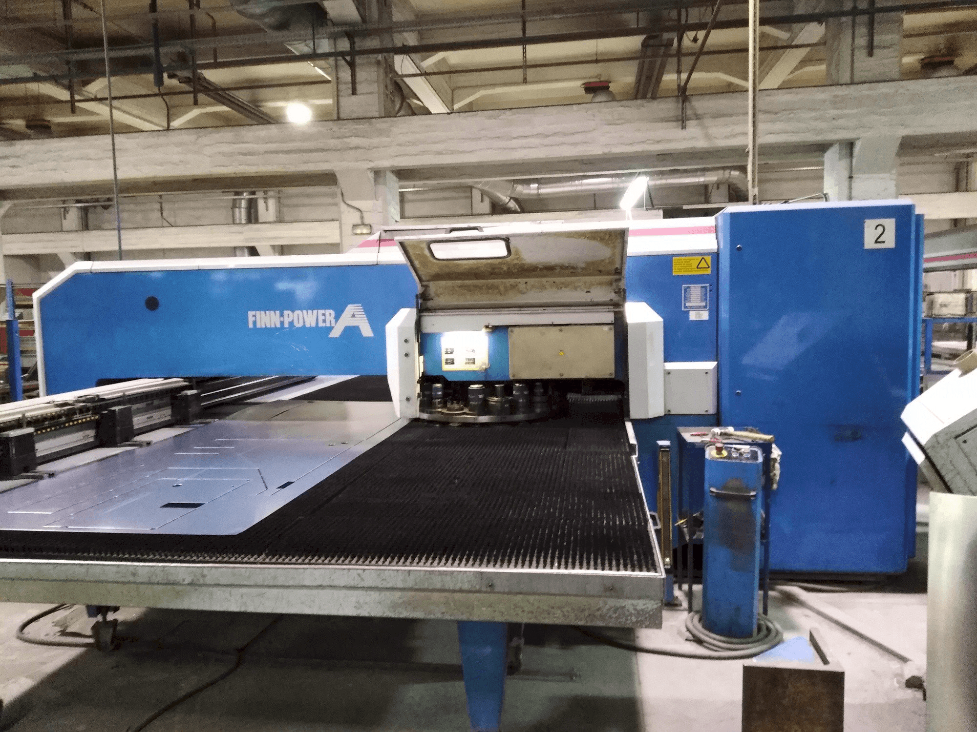 Frontansicht der Finn-Power A5-25 SB Maschine