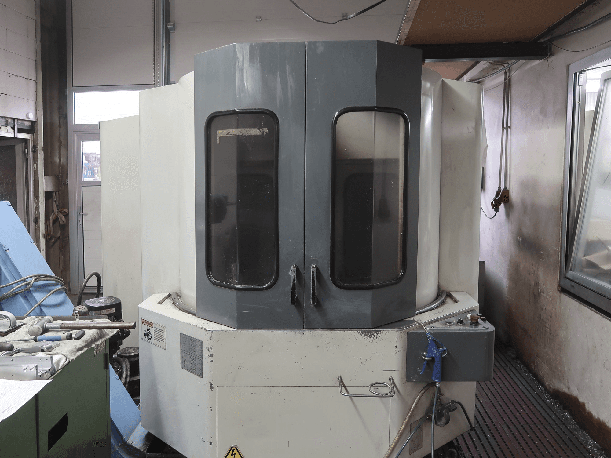 Vorderansicht 1 der Mazak HTC-400 Maschine