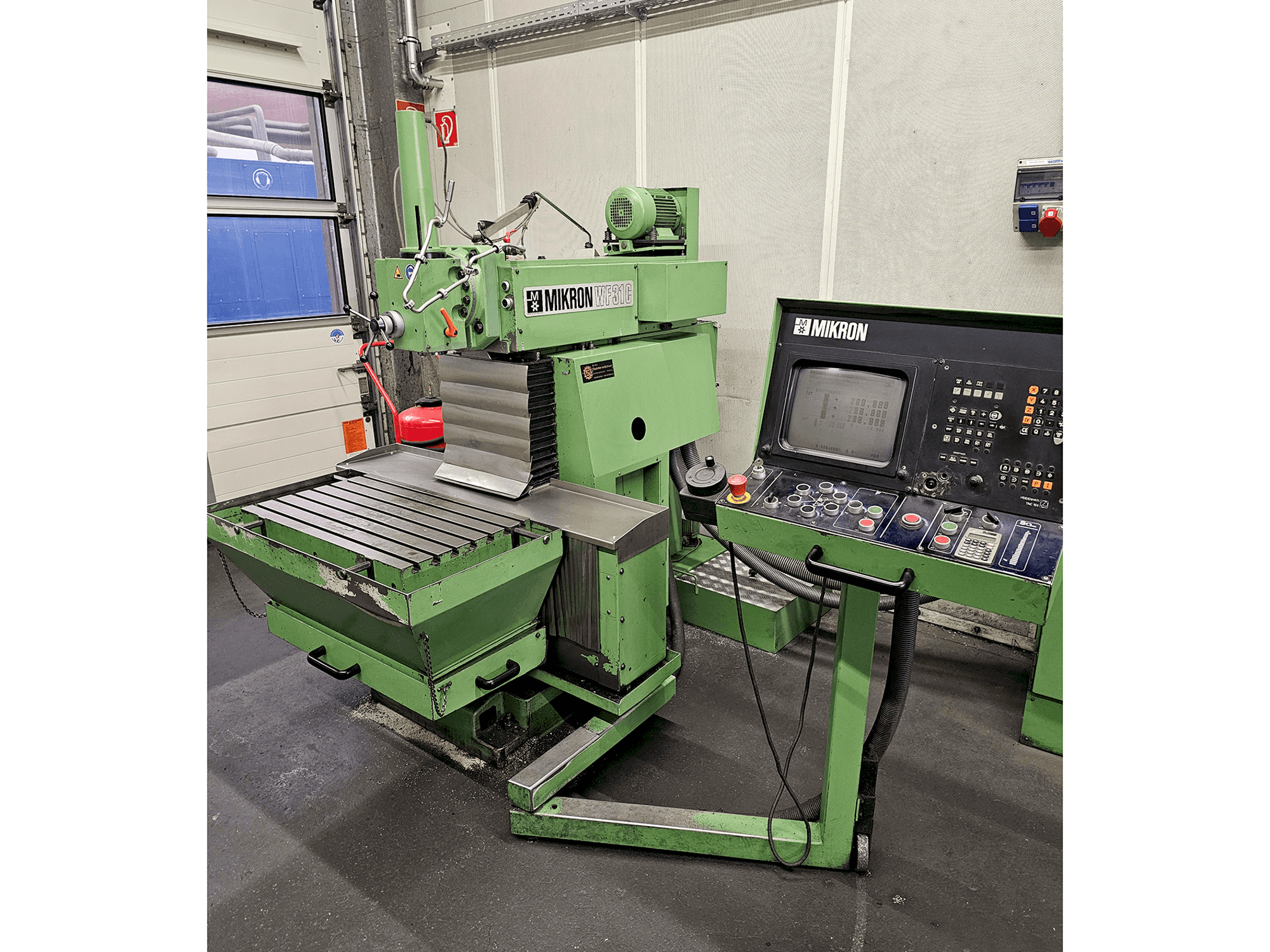 Frontansicht der MIKRON WF-31C Maschine