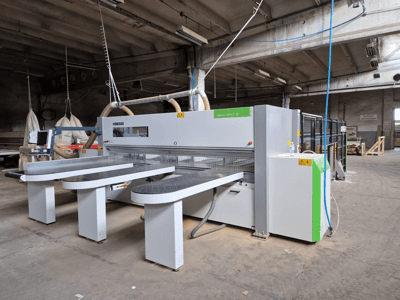 Biesse Selco WNT 6 Plattensäge in Werkseinstellung, Vorderansicht mit angeschlossenen Sägeblättern und Bedienfeld.