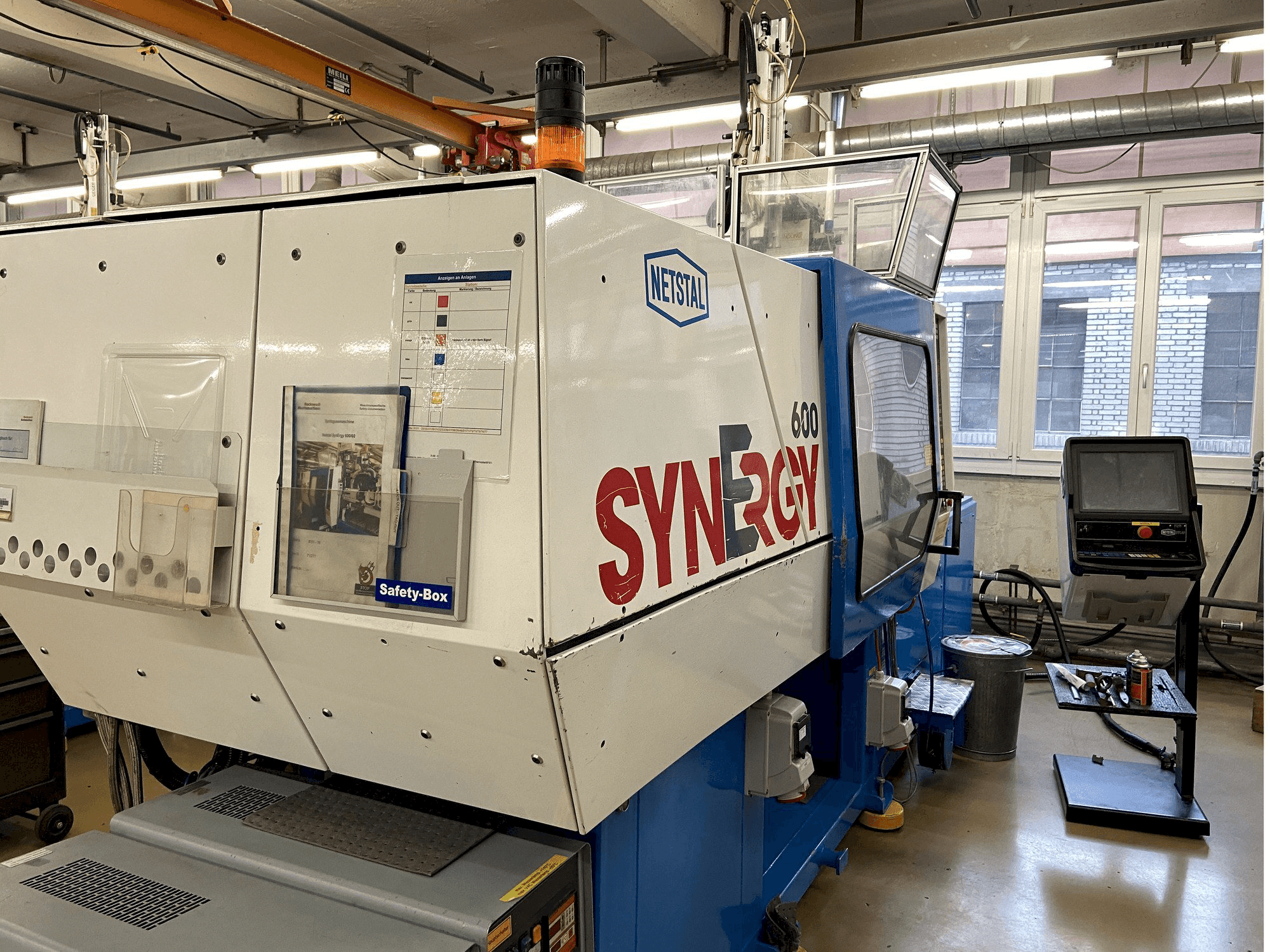 Frontansicht der Netstal Synergy 600-60 Maschine