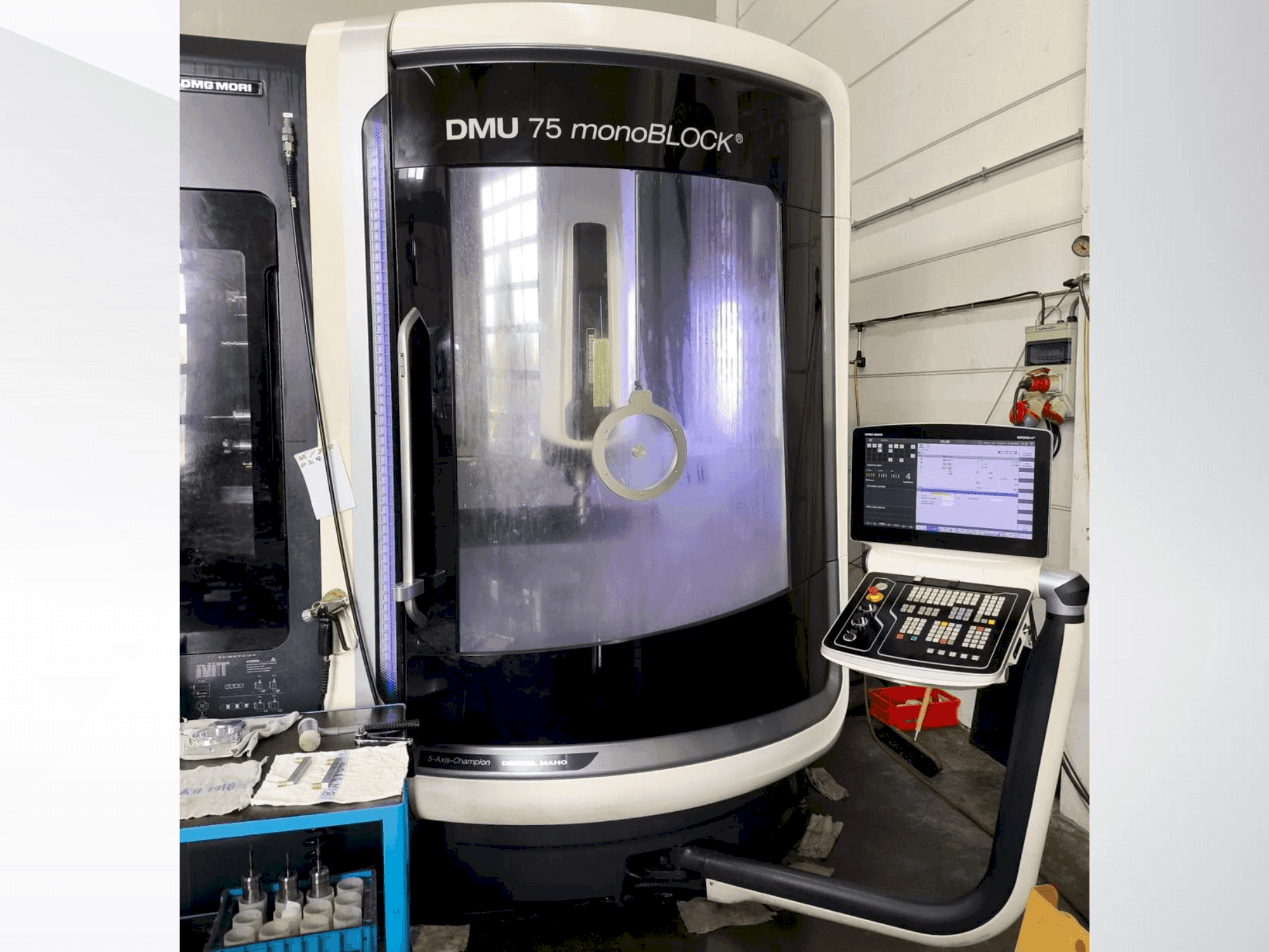 Frontansicht der DMG MORI DMU 75 monoBlock Maschine