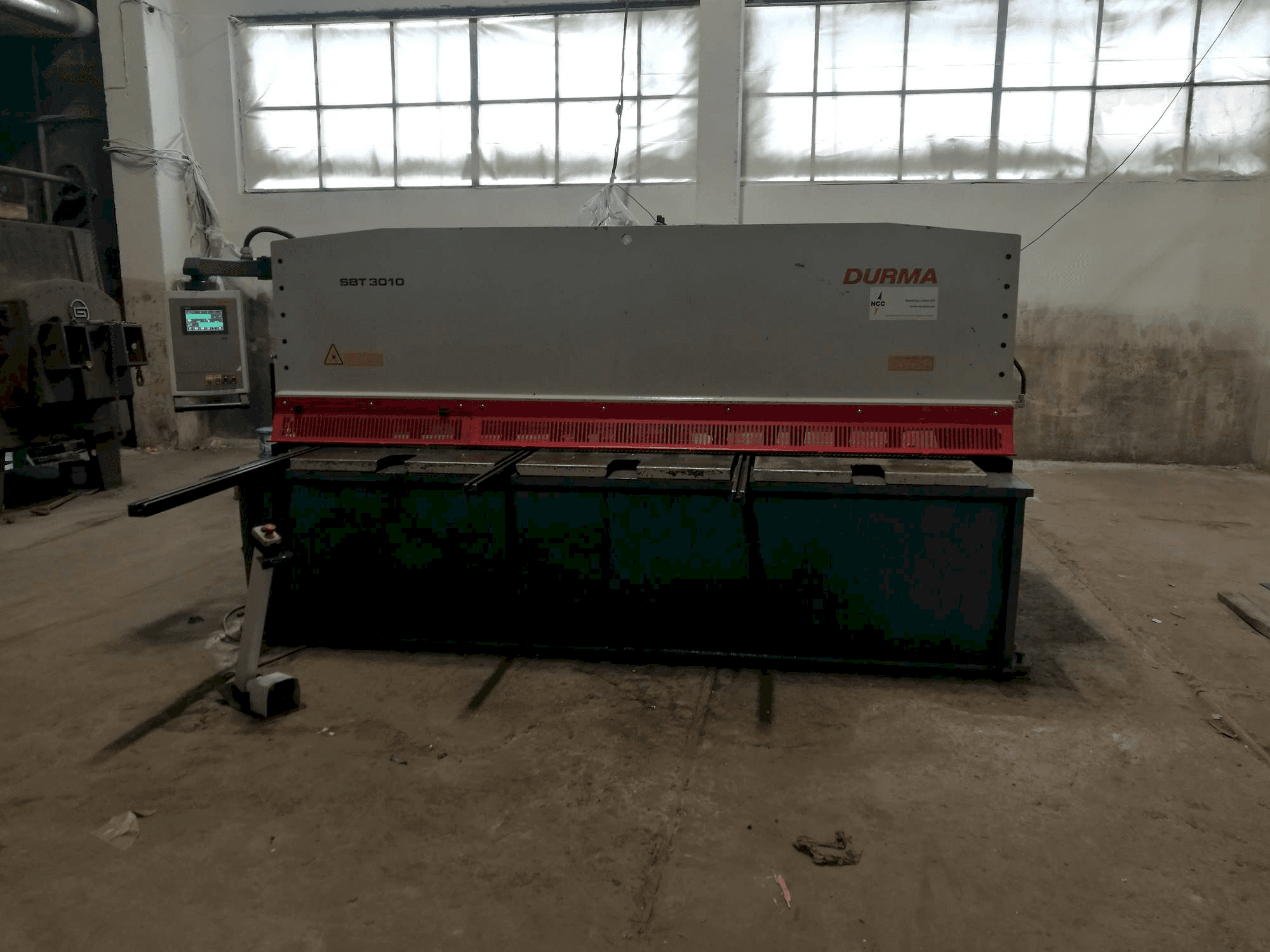 Frontansicht der Durma SBT 3010 Maschine