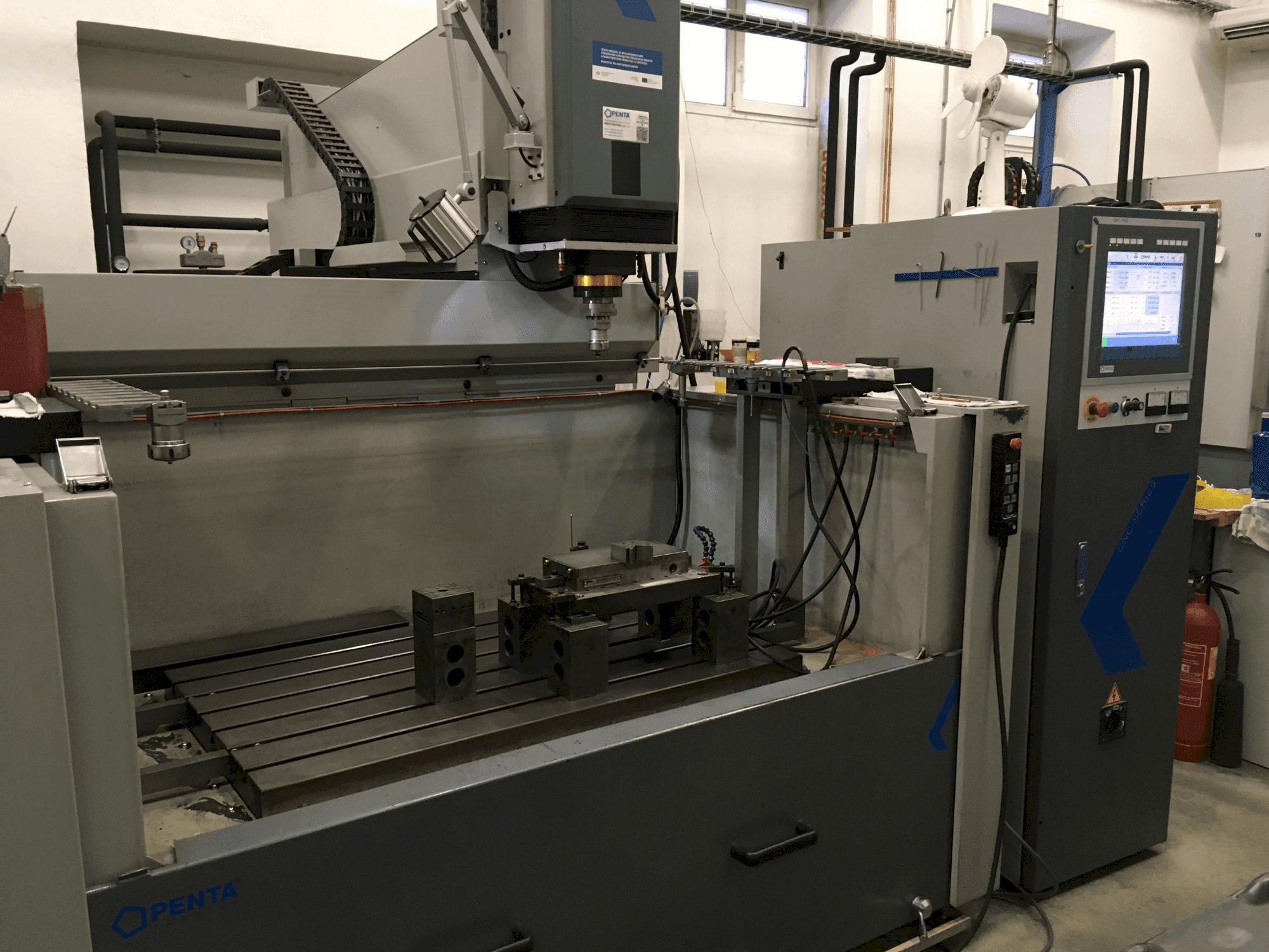 Frontansicht der PENTA 1060 CNC Maschine