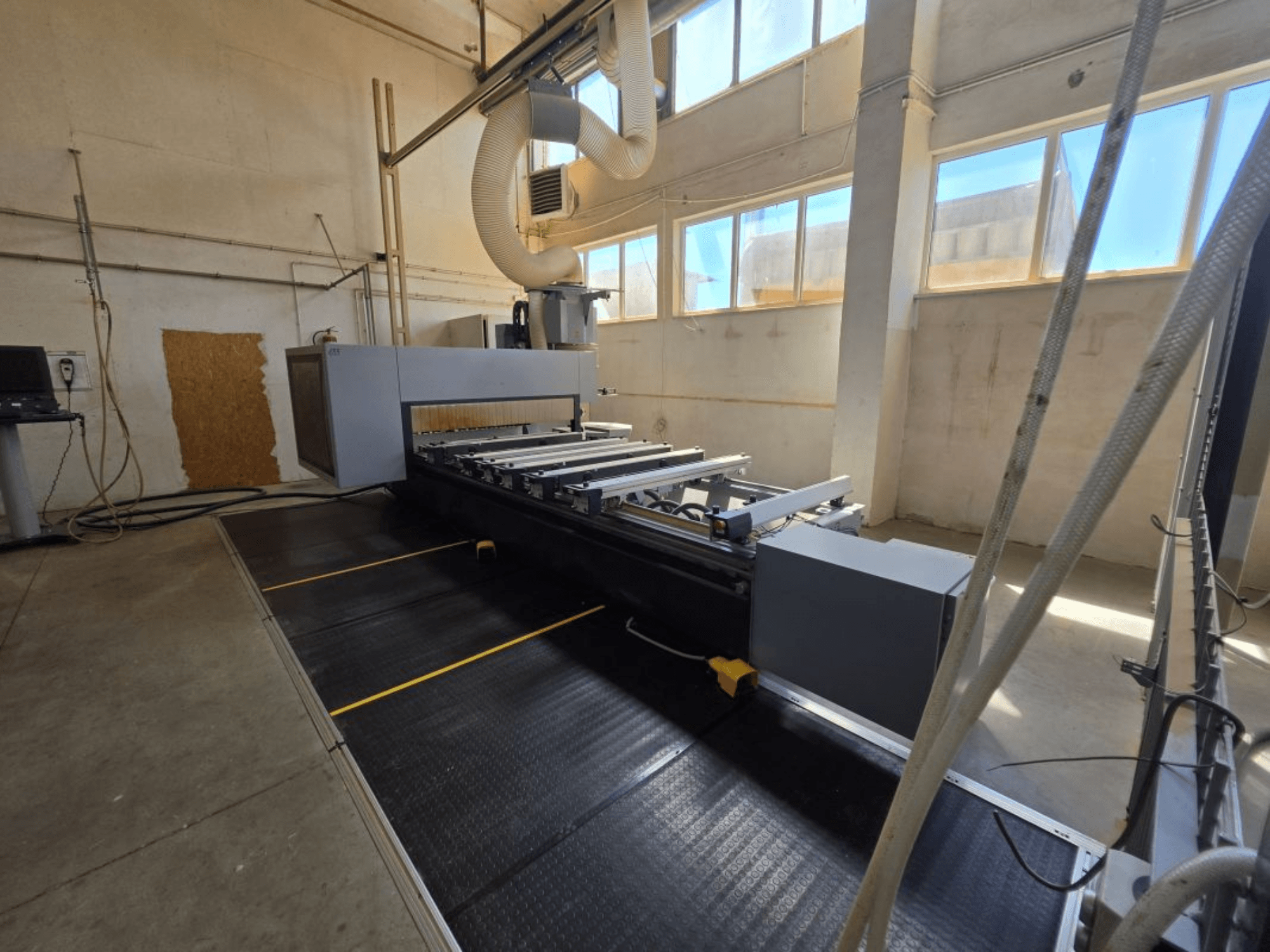 CNC-Bearbeitungszentrum FORMAT4 PROFIT H350 16.30 in der Seitenansicht, mit schlankem Design und funktionellem Arbeitsraum.