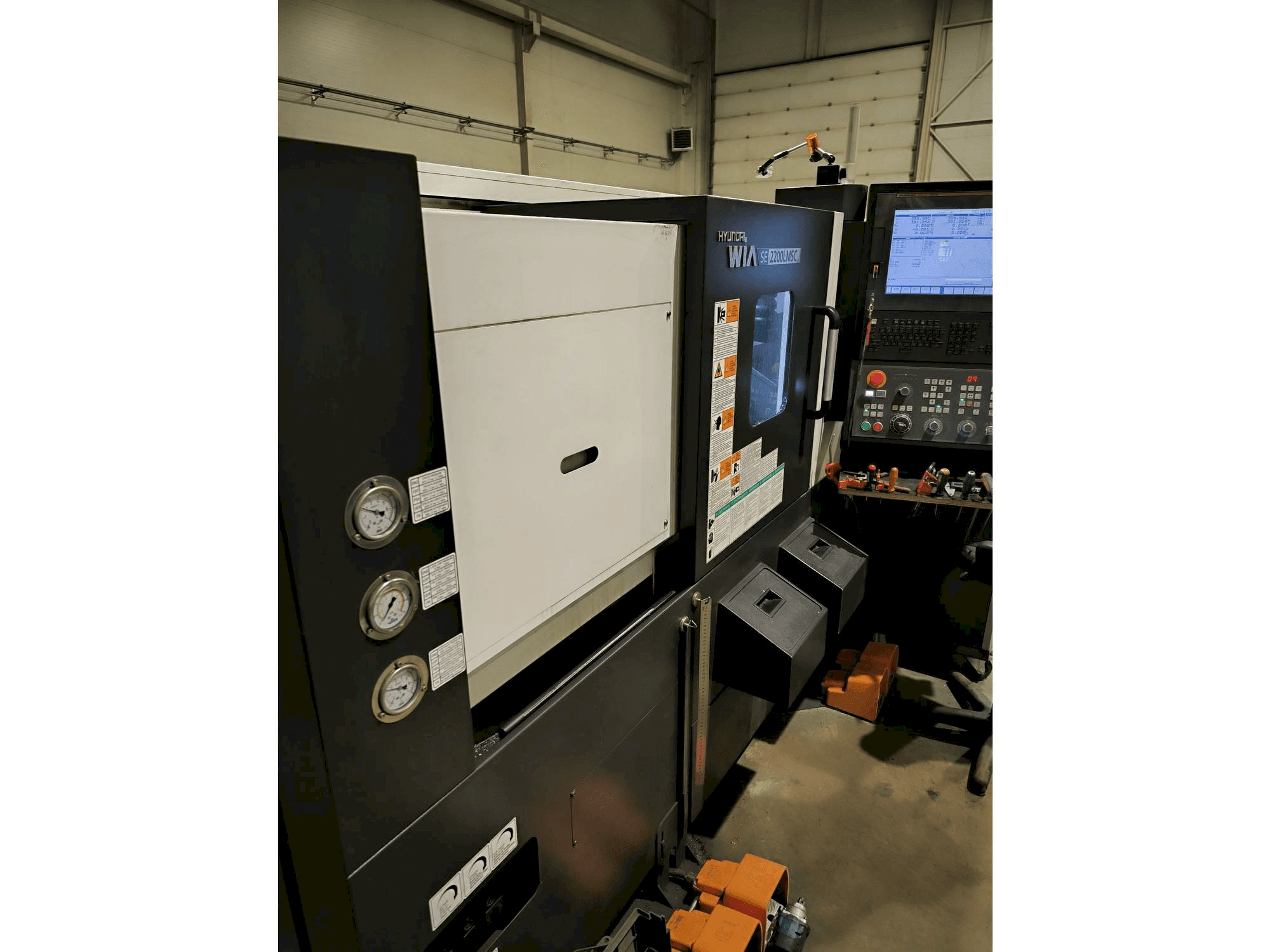 Frontansicht der Hyundai Wia SE2200LMSC Maschine