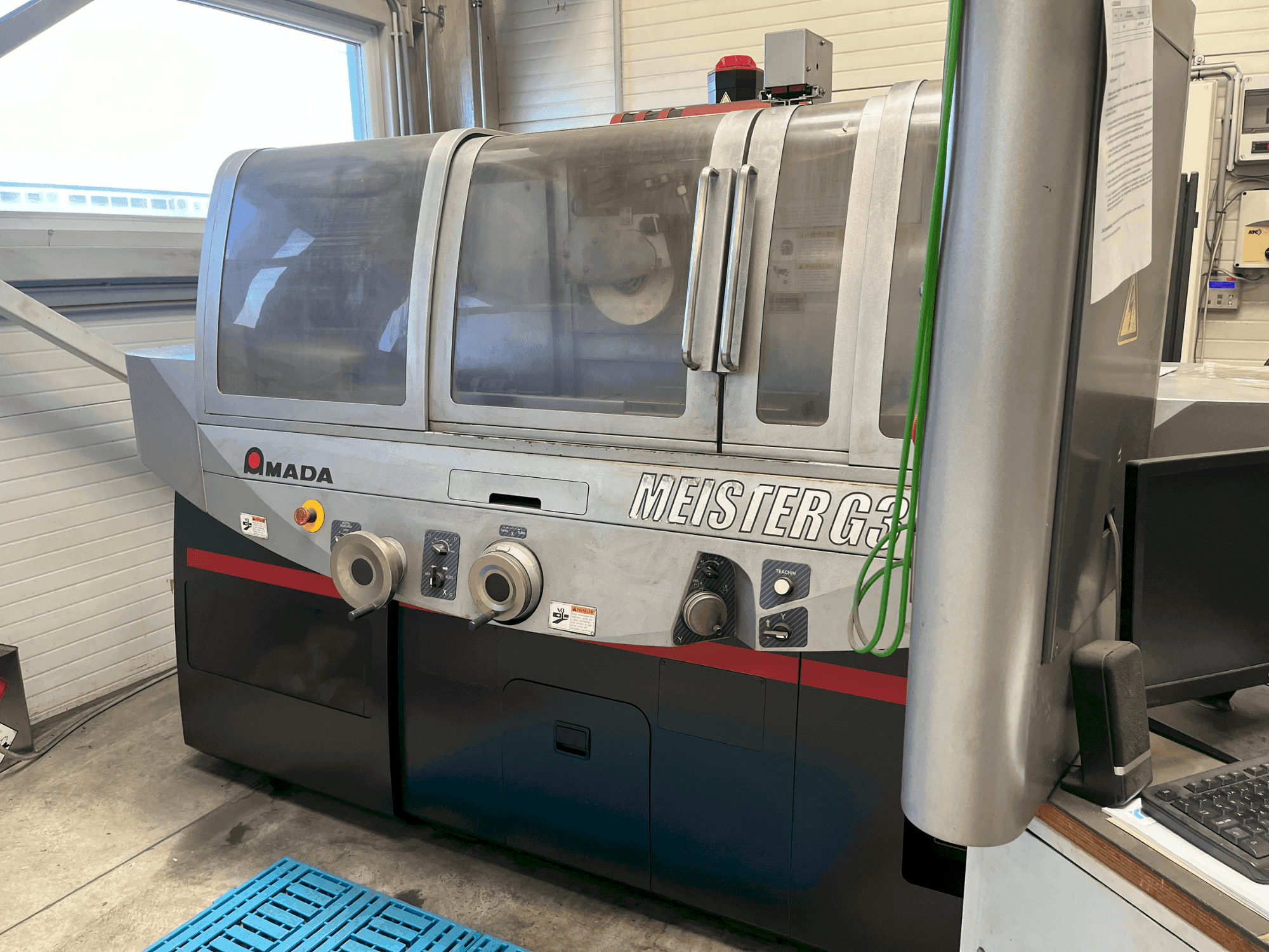 Frontansicht der AMADA MEISTER G3 Maschine