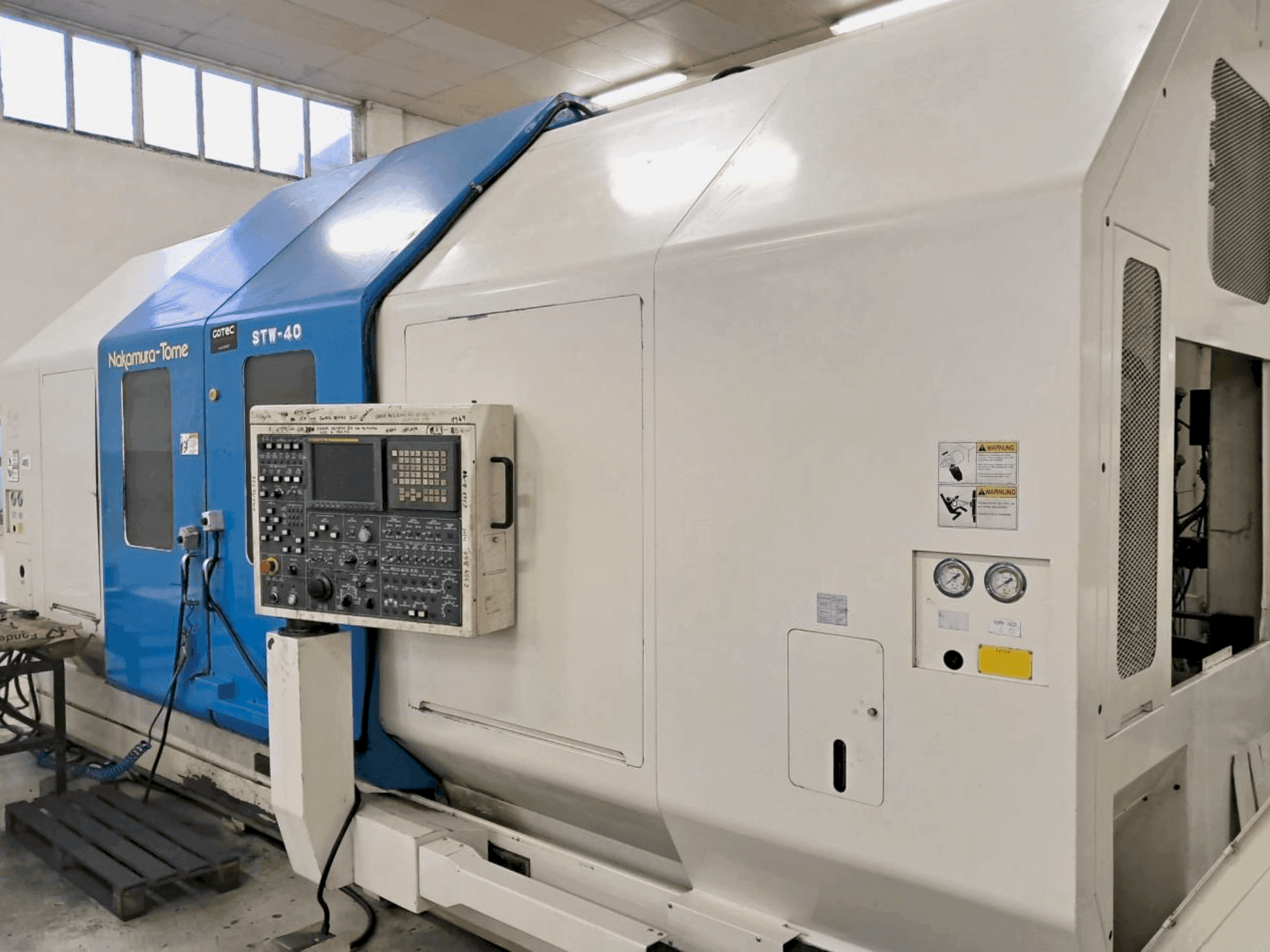 Frontansicht der NAKAMURA-TOME STW-40 Maschine