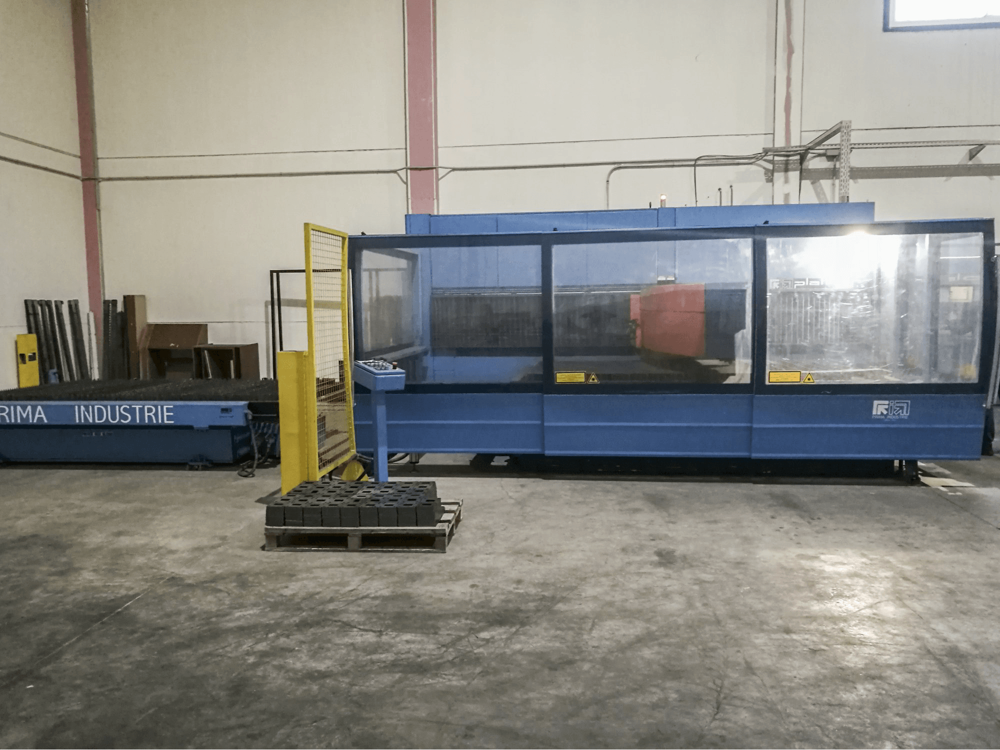 Rechte Seitenansicht der Prima Power Platino 1530 Maschine