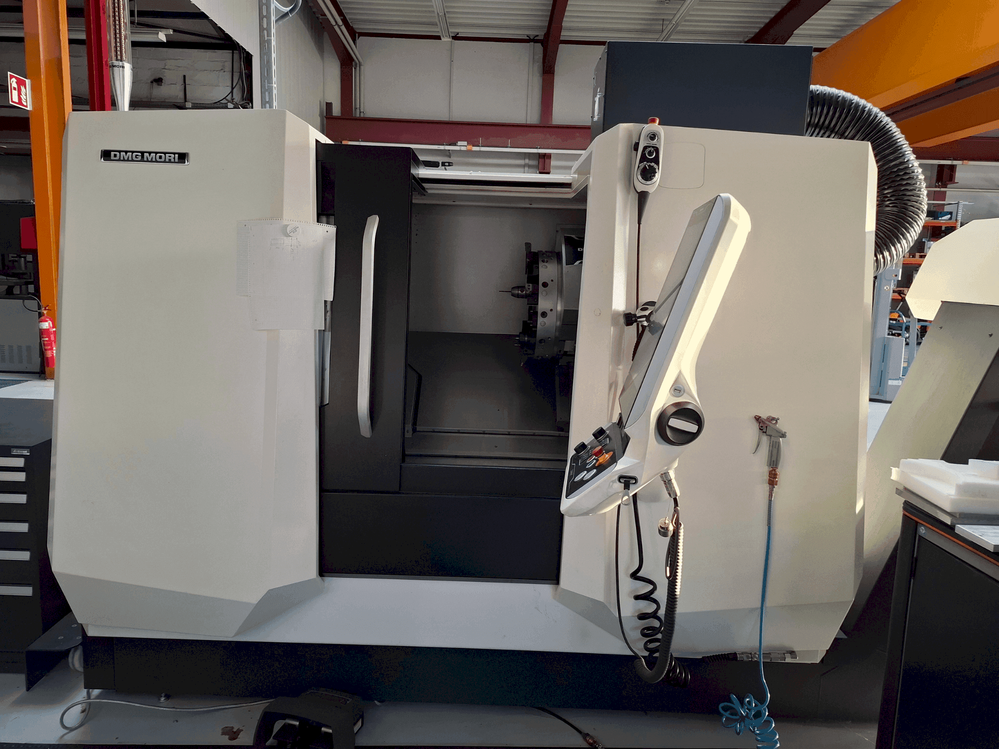 Frontansicht der DMG MORI CLX 350 V3 Maschine