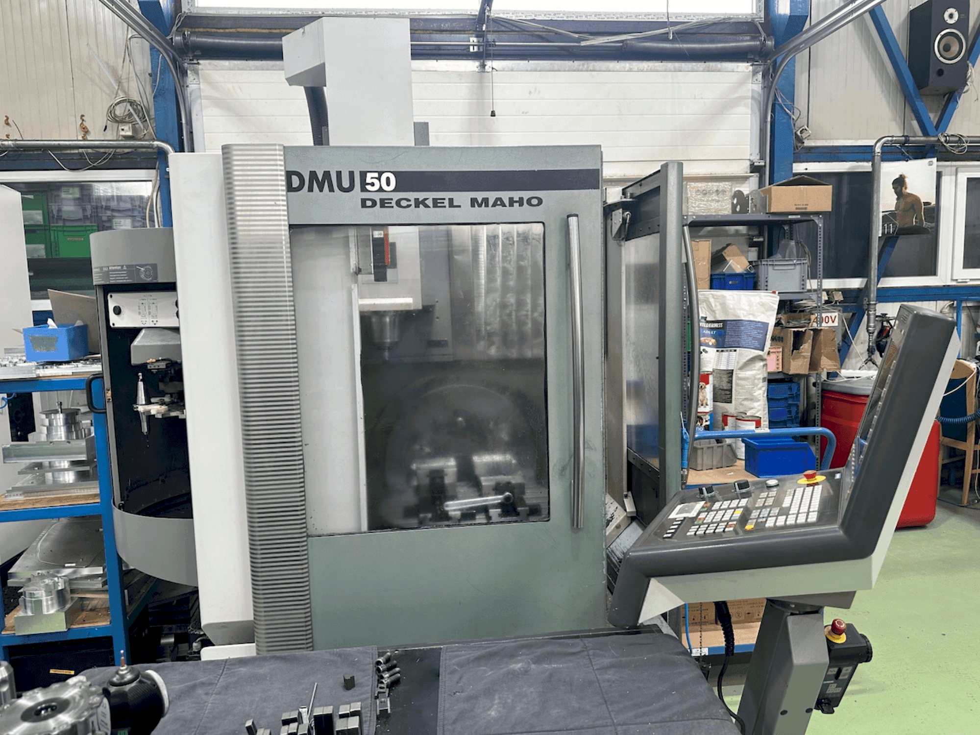 Frontansicht der DECKEL MAHO DMU 50 Maschine