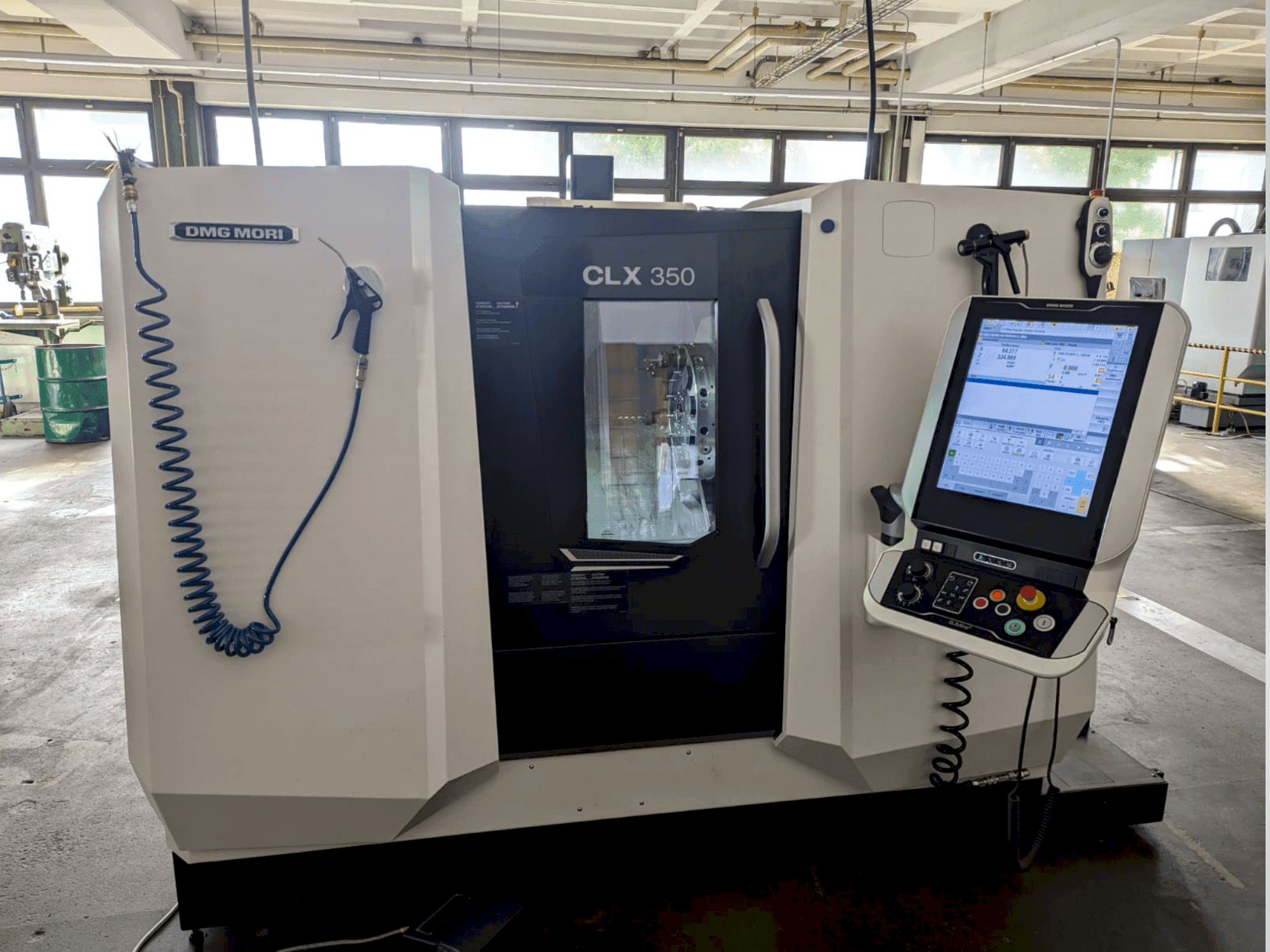 Frontansicht der DMG MORI CLX 350 Maschine