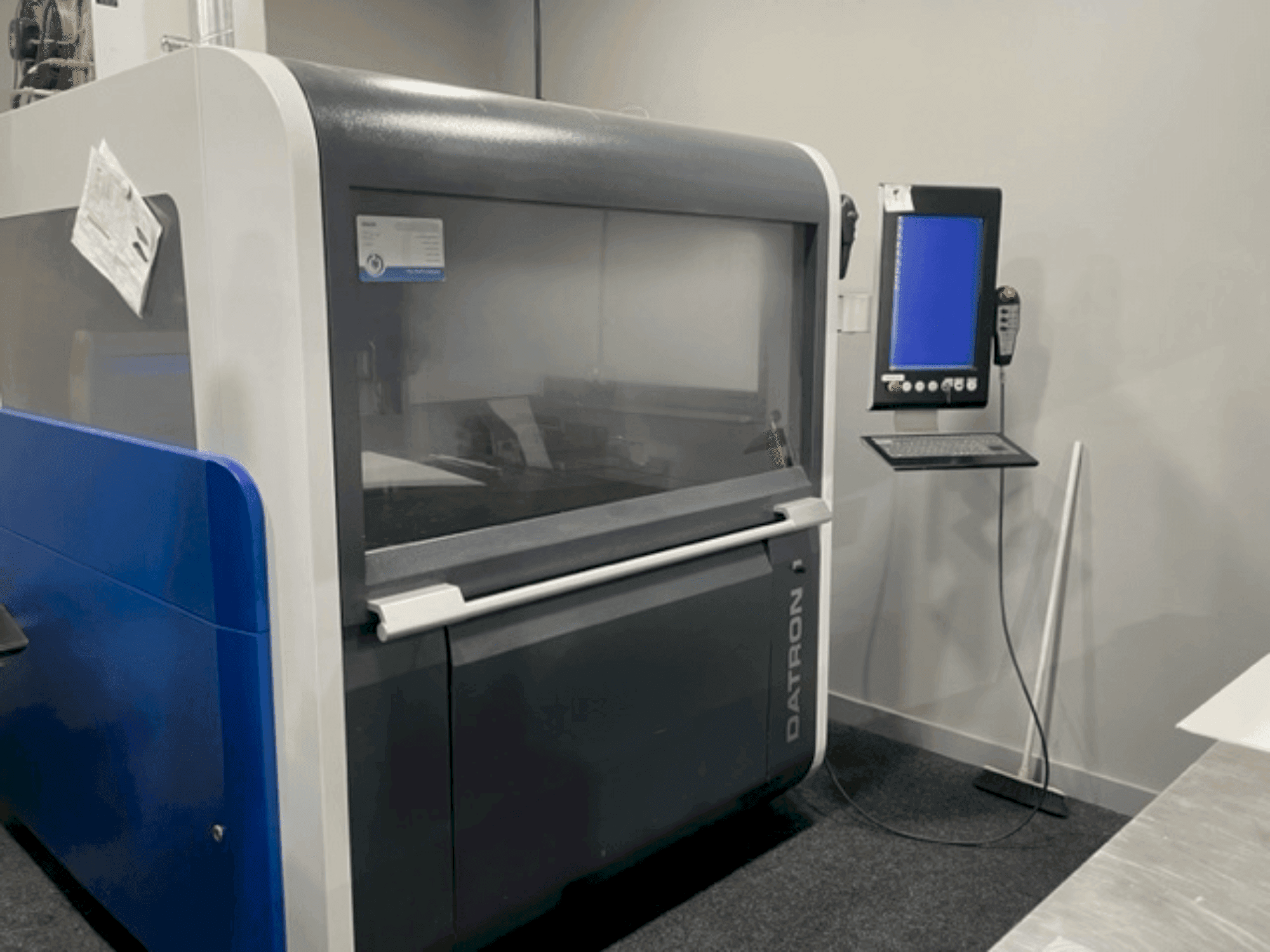 Frontansicht der Datron M8 Cube Maschine