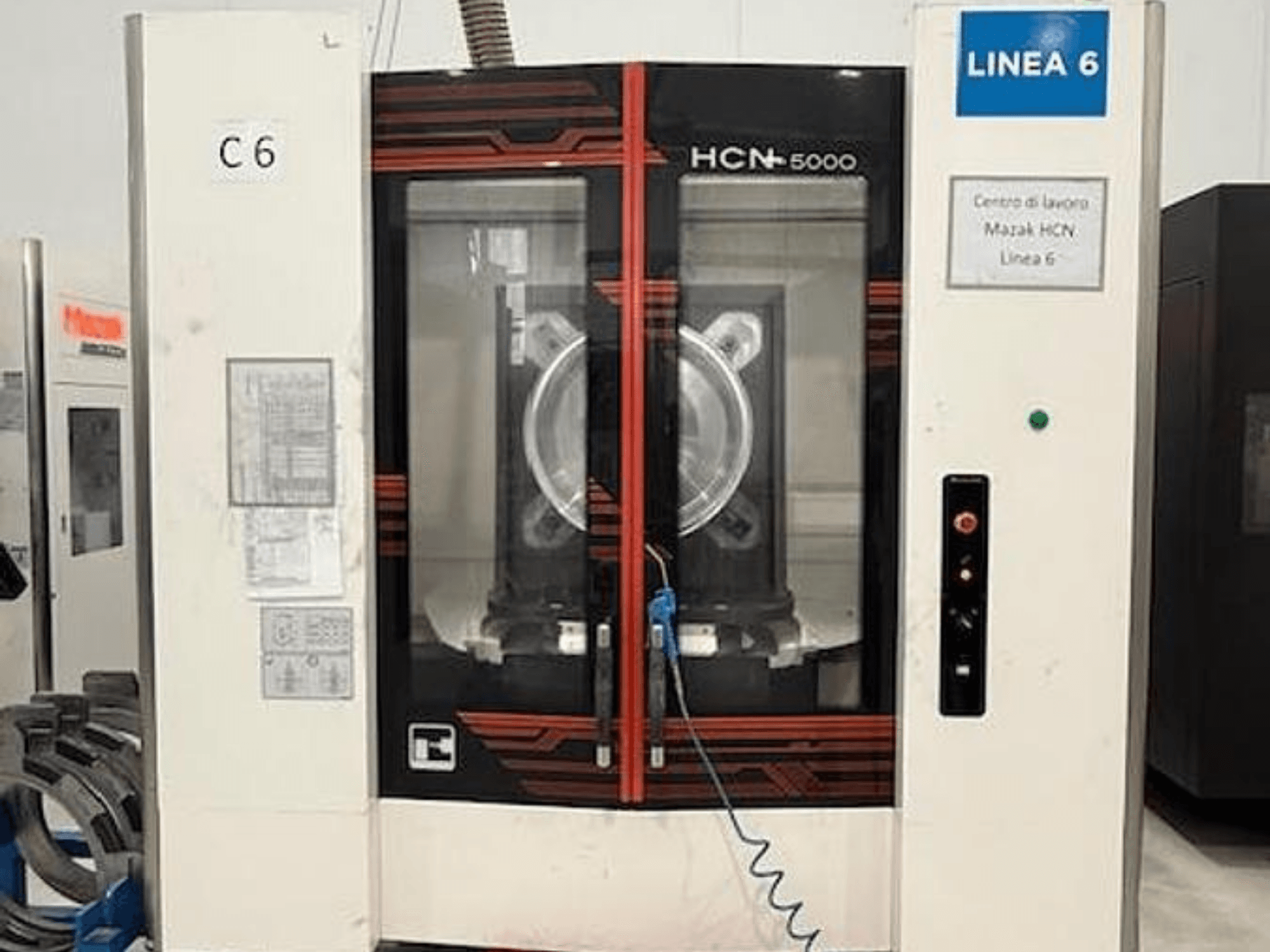 Horizontales Bearbeitungszentrum Mazak HCN-5000, Vorderansicht mit Blick auf das Bedienfeld, den großzügigen Spindelbereich und Details zum Arbeitsbereich.