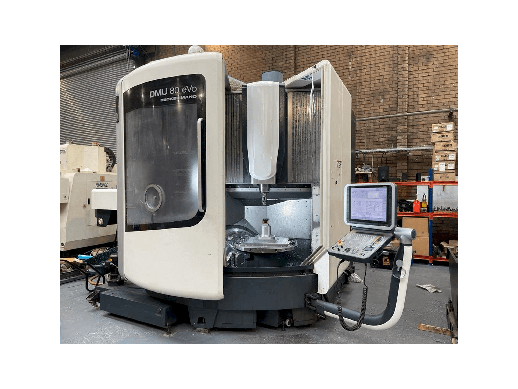 Frontansicht der DMG DMU 80 eVo Linear Maschine