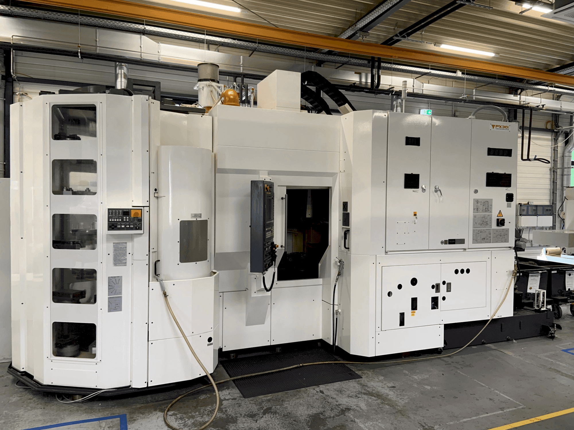 Frontansicht der YASDA Px30i Maschine