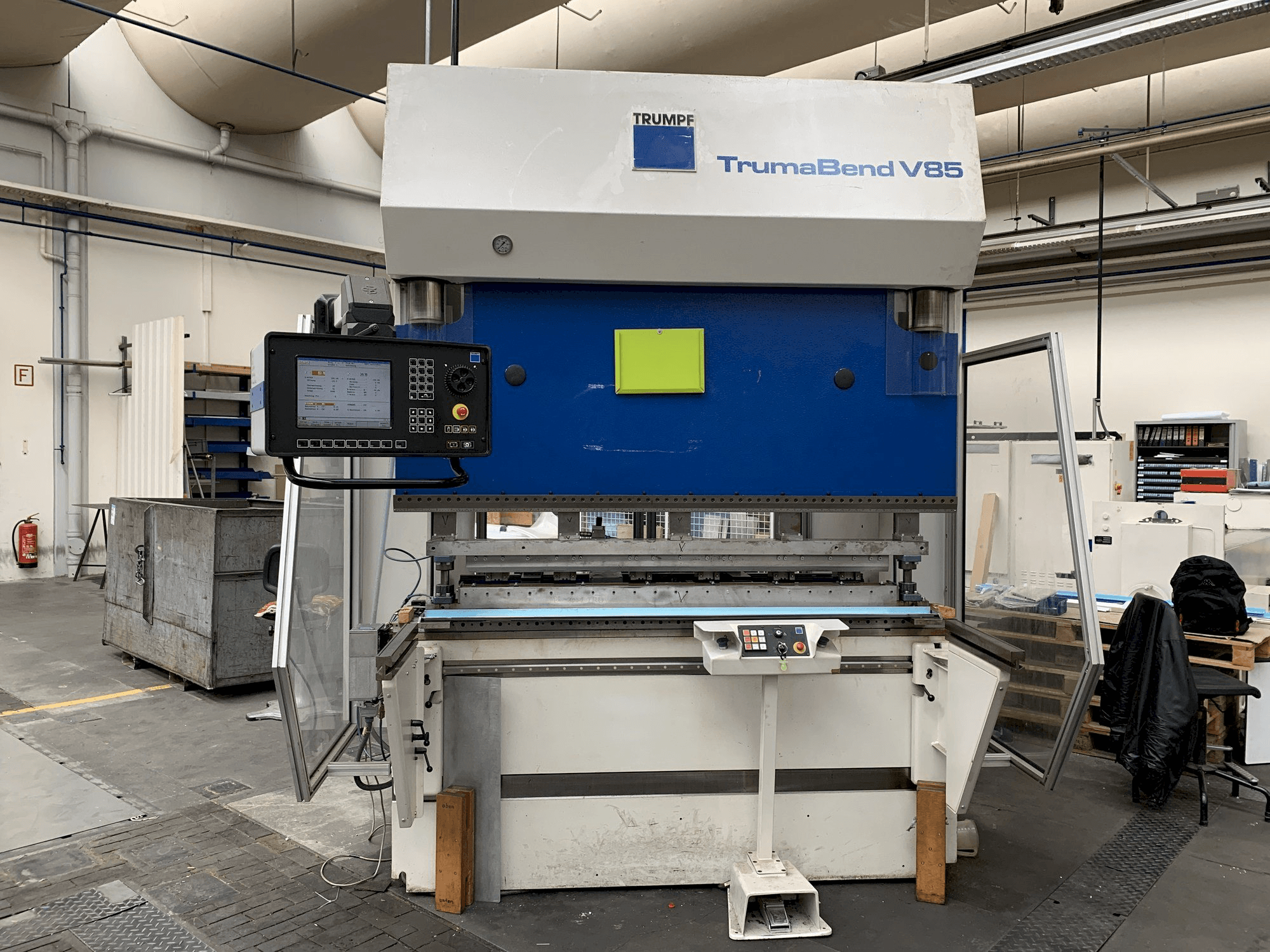 Frontansicht der Trumpf TrumaBend V85S Maschine