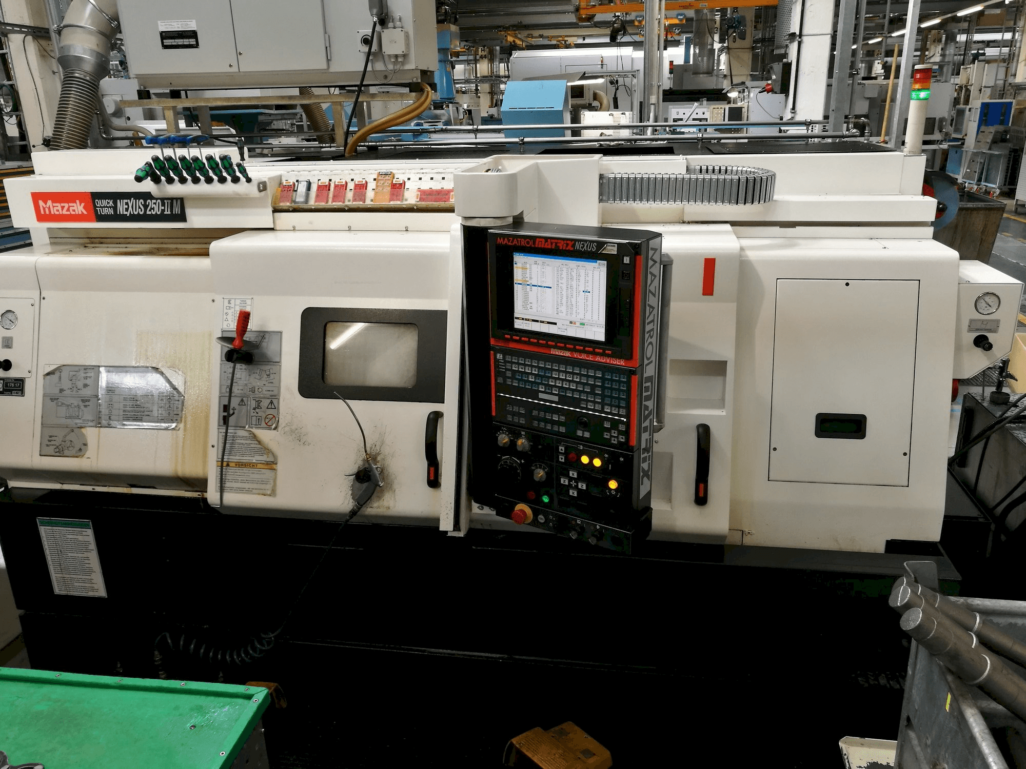 Frontansicht der Mazak Quickturn Nexus 250-II M Maschine