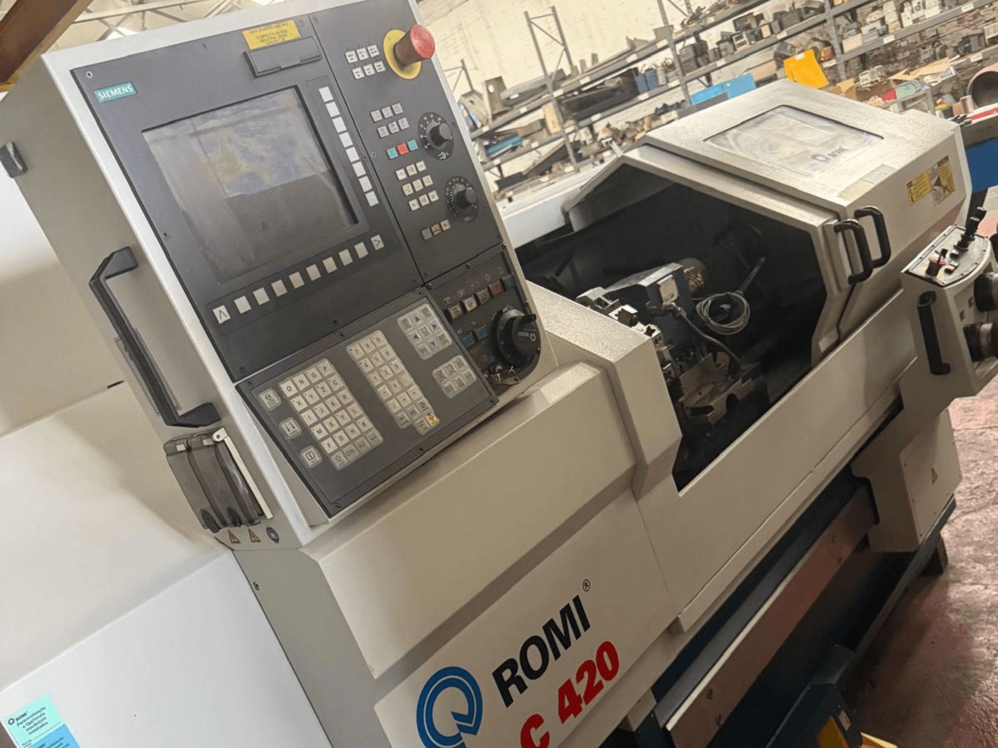 Romi C420 Horizontal-Drehmaschine mit Siemens-Steuerungspult, Seitenansicht mit komplizierter Konstruktion und Steuerung.