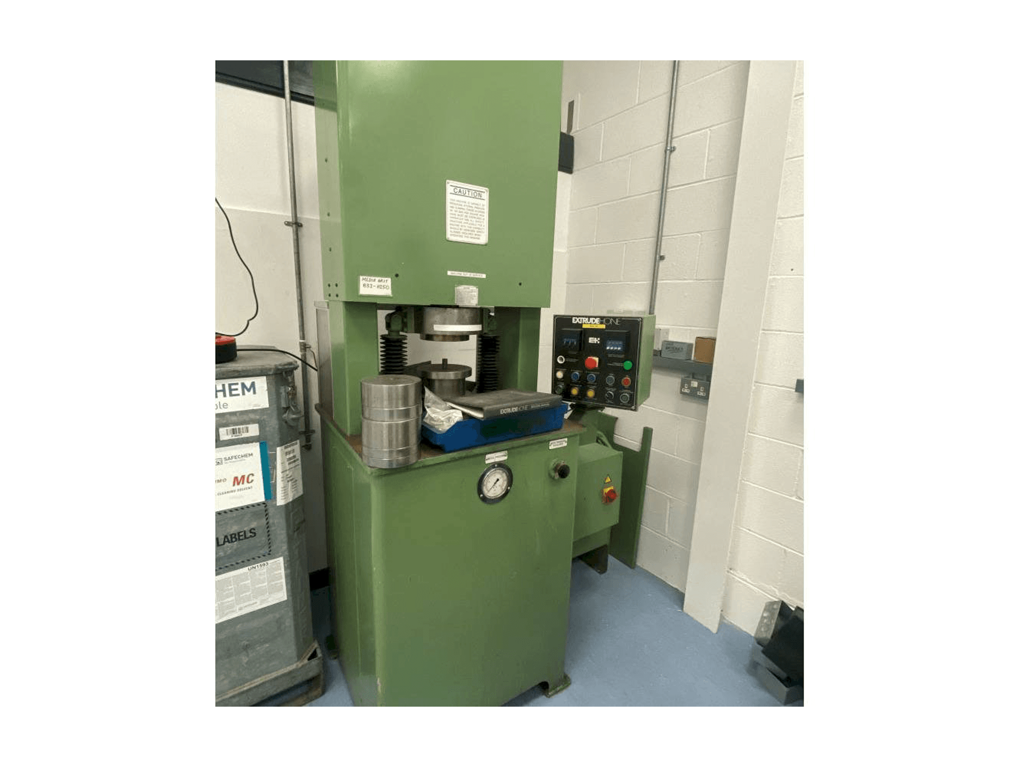 Frontansicht der Extrude Hone Vector Series Maschine