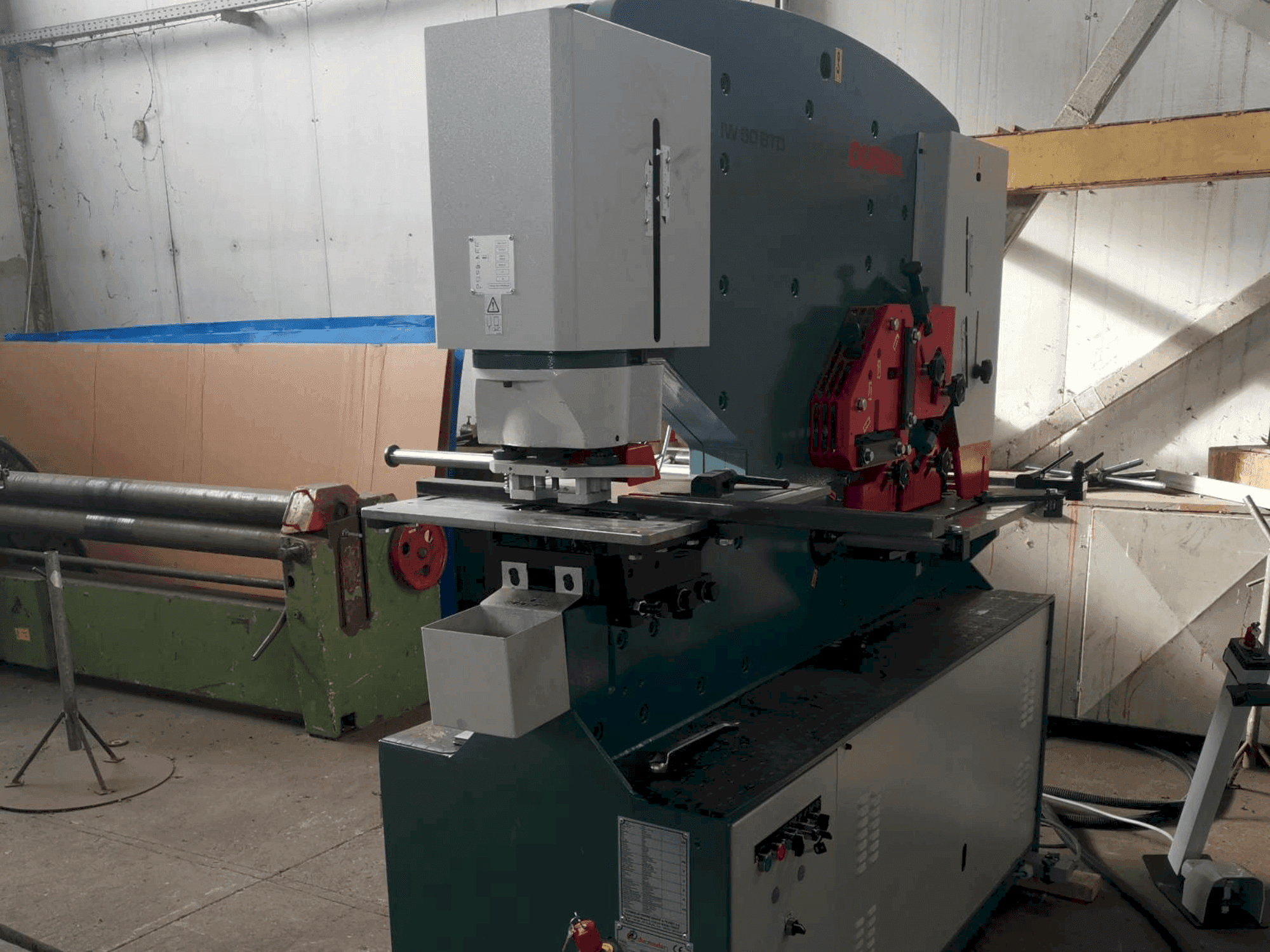 Frontansicht der Durma IW 80/150 BTD Maschine