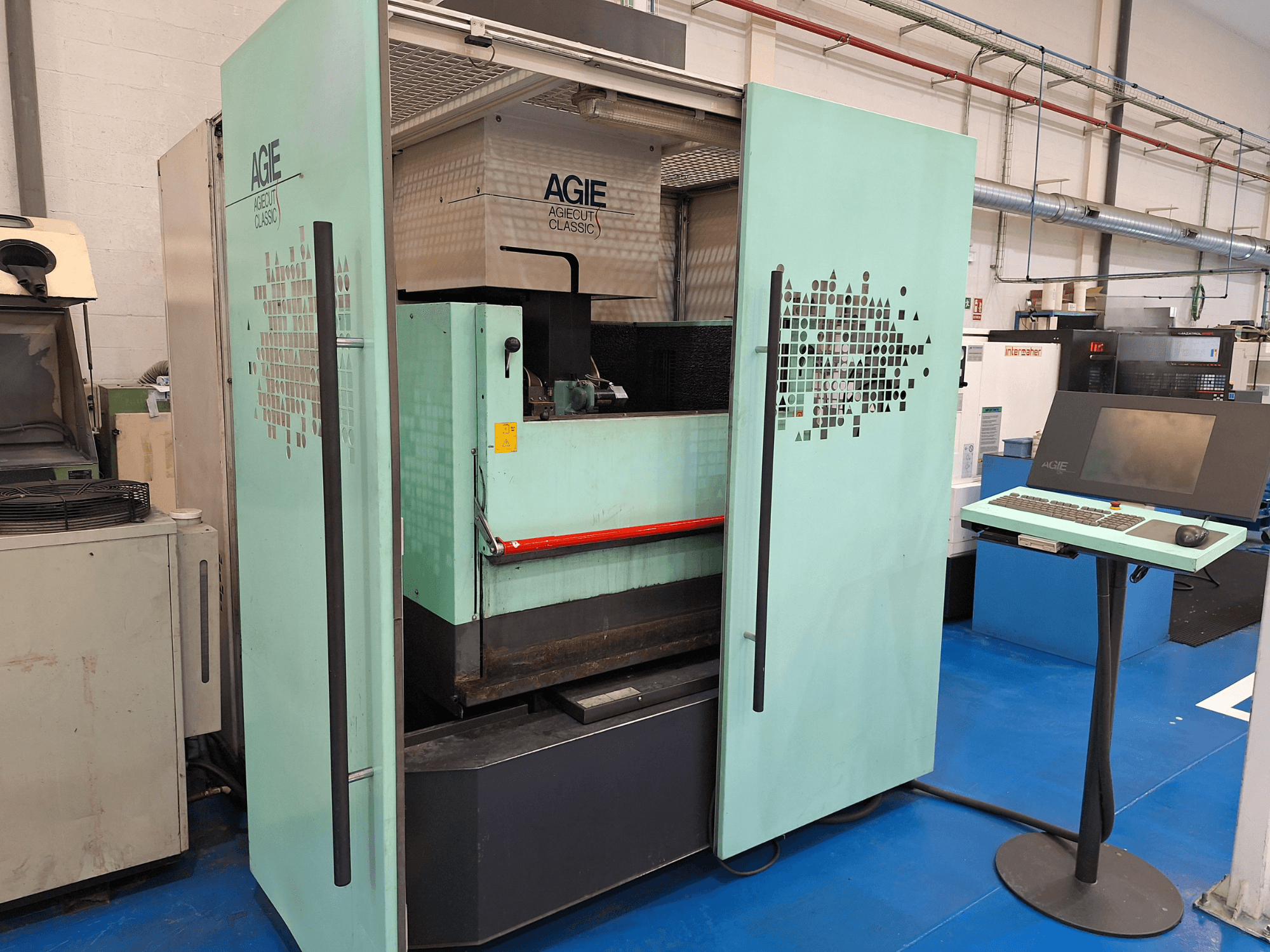 AGIE Classic 3s Drahterodiermaschine in der Vorderansicht, mit mintgrünem Äußeren und einem Bedienfeld auf einem Ständer.