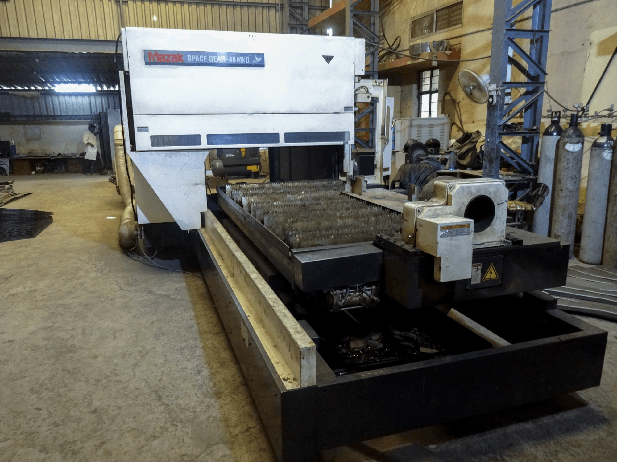 Linke Ansicht 1 der Mazak SPACE GEAR-48 MKII Maschine