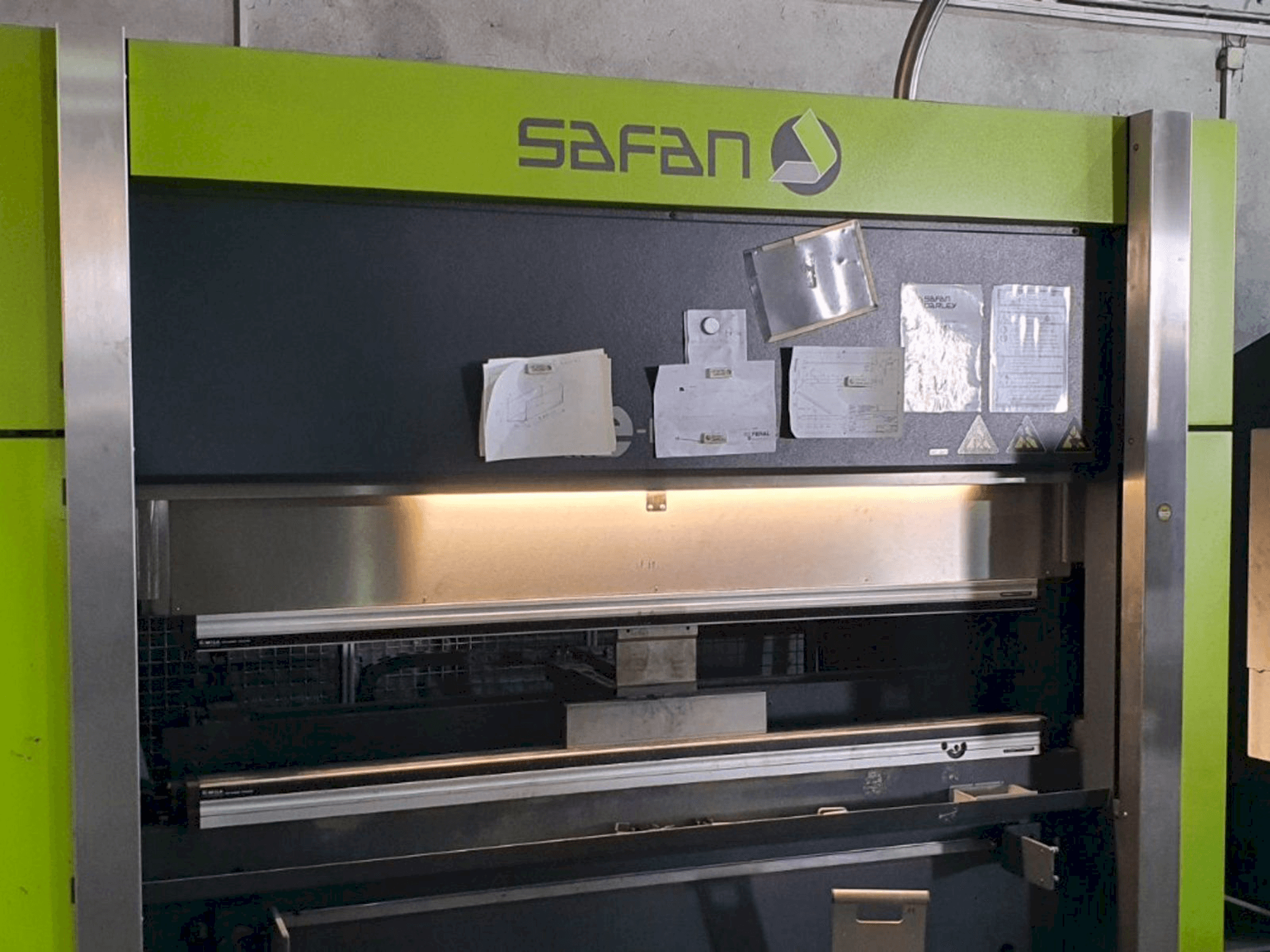 Frontansicht der Safan E-brake 50-2050 Maschine