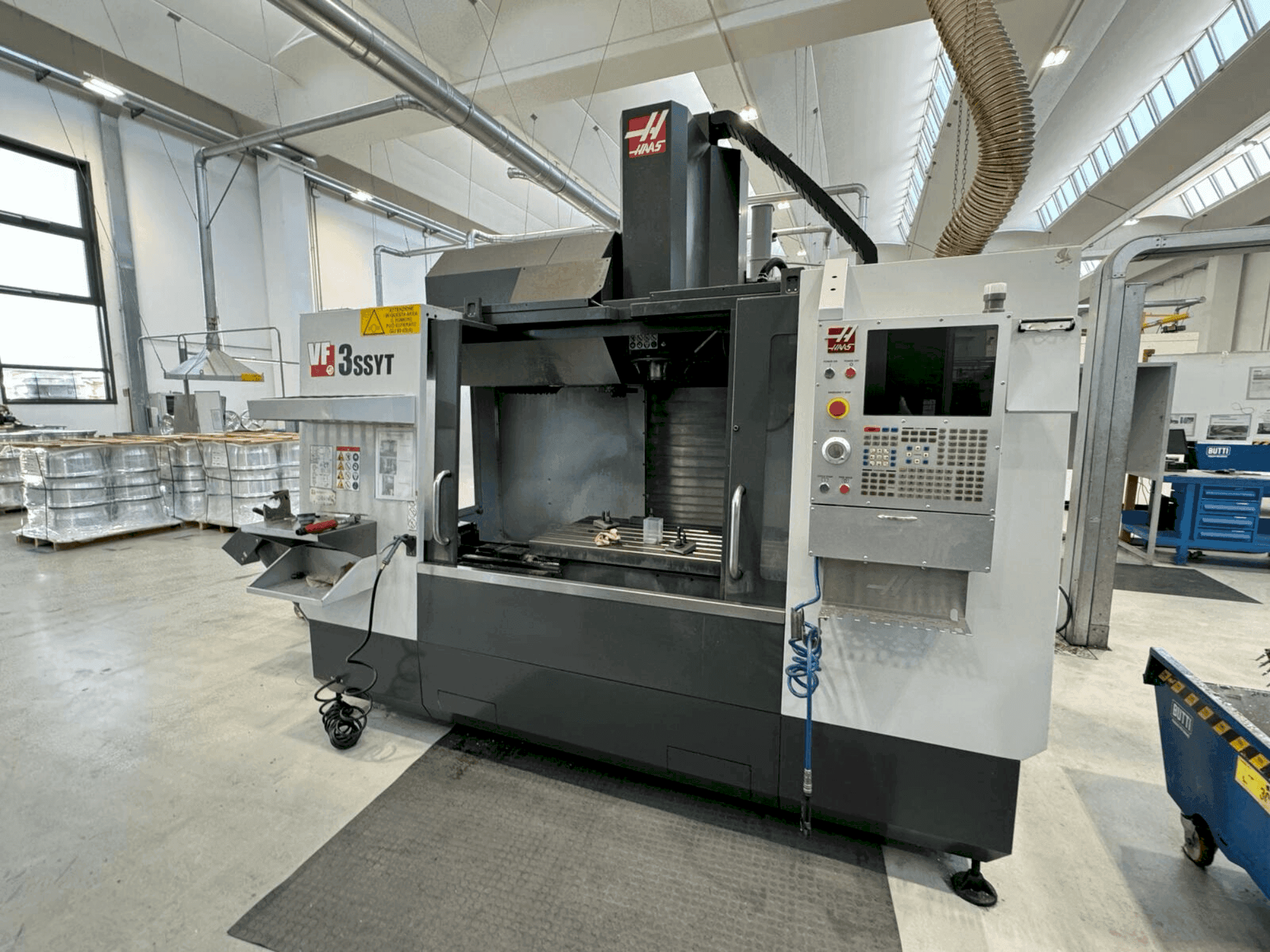 Frontansicht der HAAS VF-3SSYT Maschine