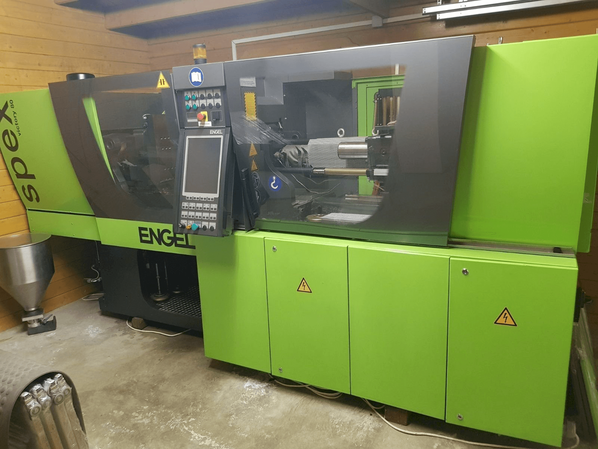 Frontansicht der ENGEL victory 330/80 spex Maschine